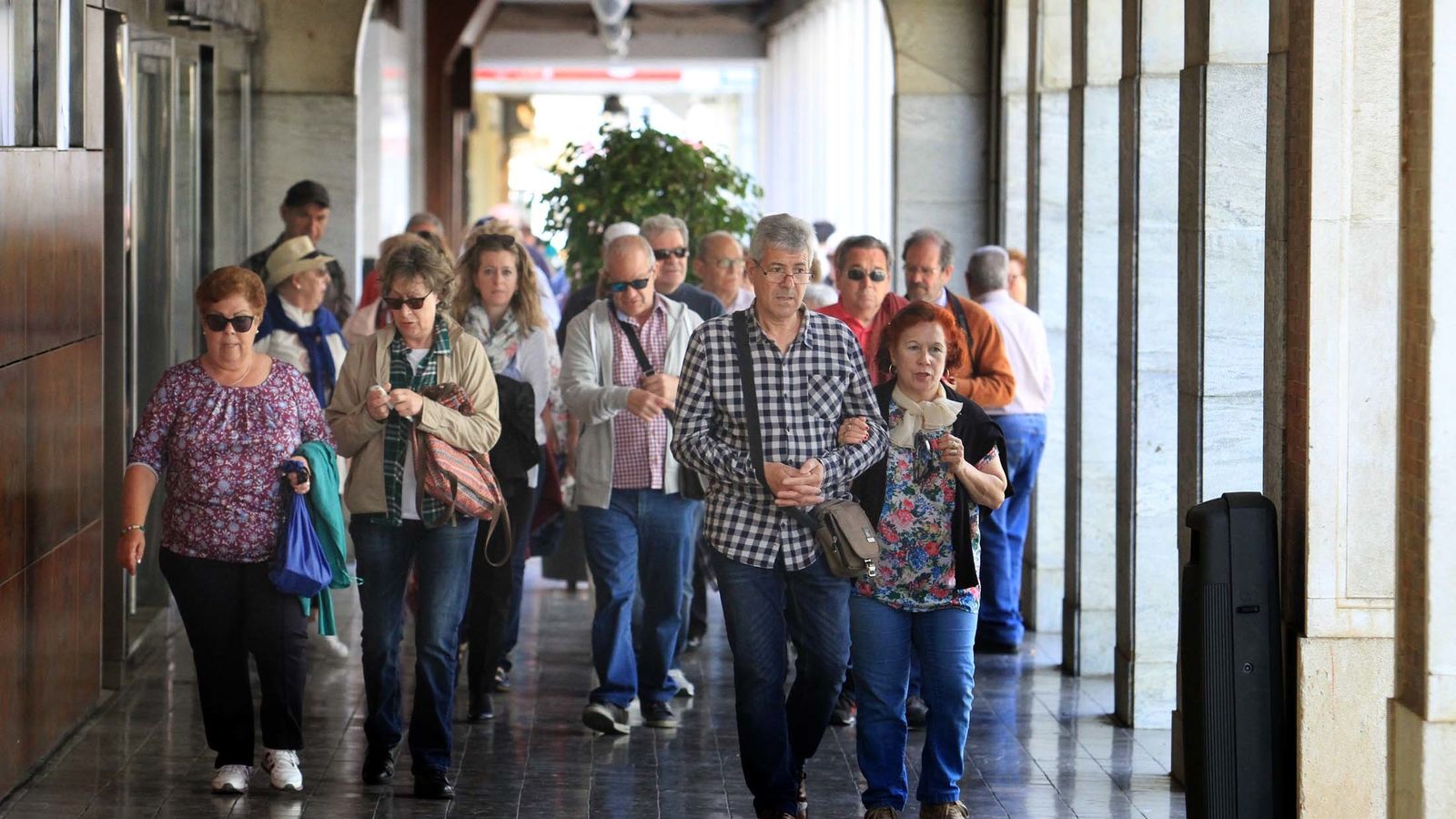 Un grupo de turistas camina por el centro de la capital.