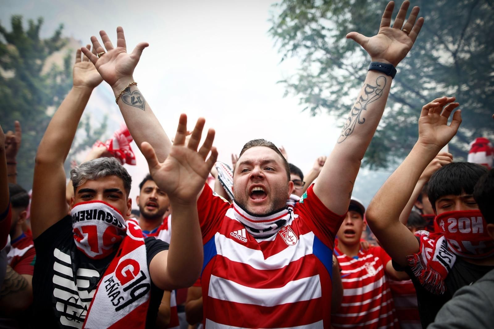En imágenes: Así ha sido el recibimiento al autobús del Granada