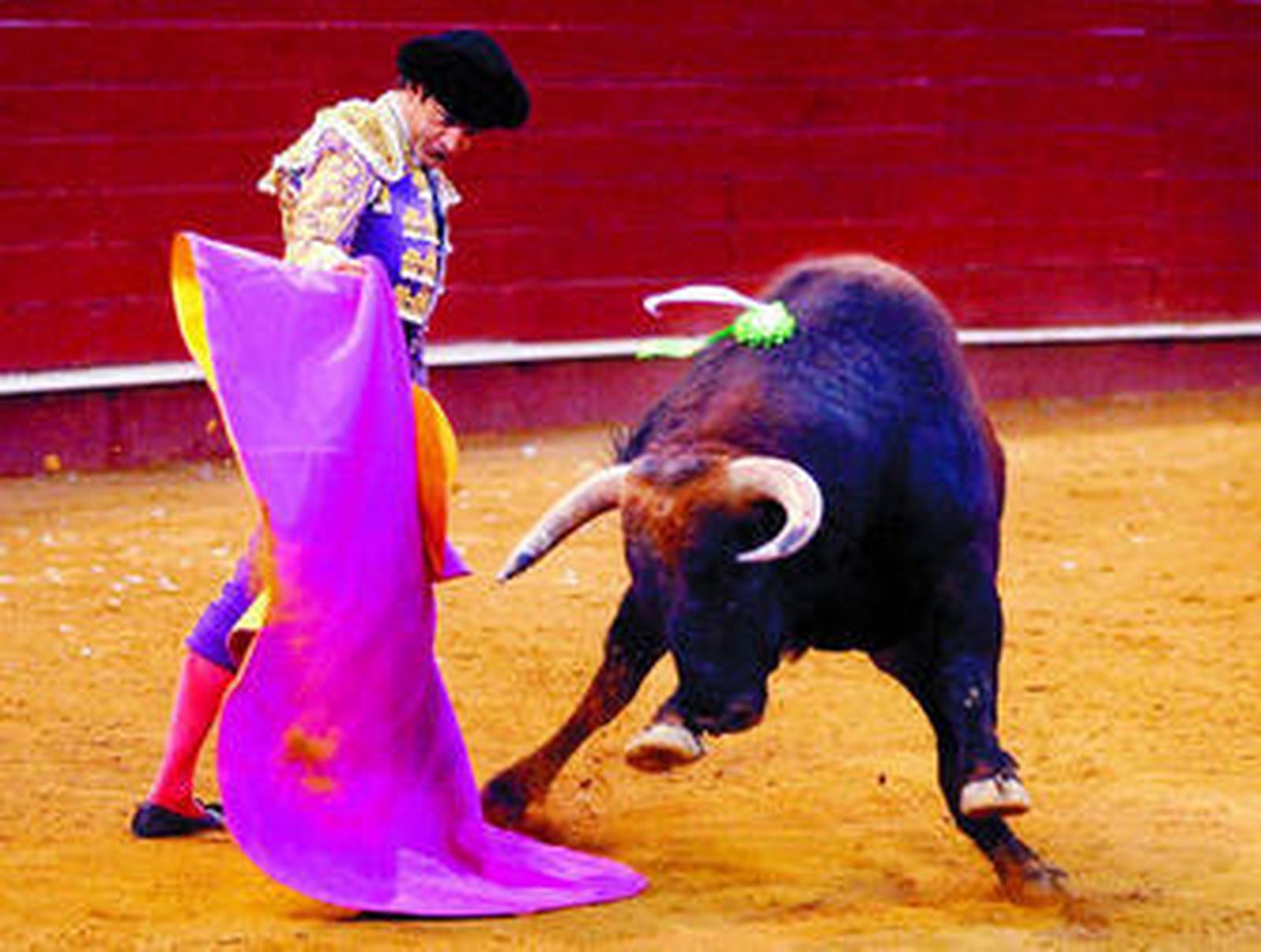El diestro almeriense Torres Jerez toreando con el capote a último de la tarde.