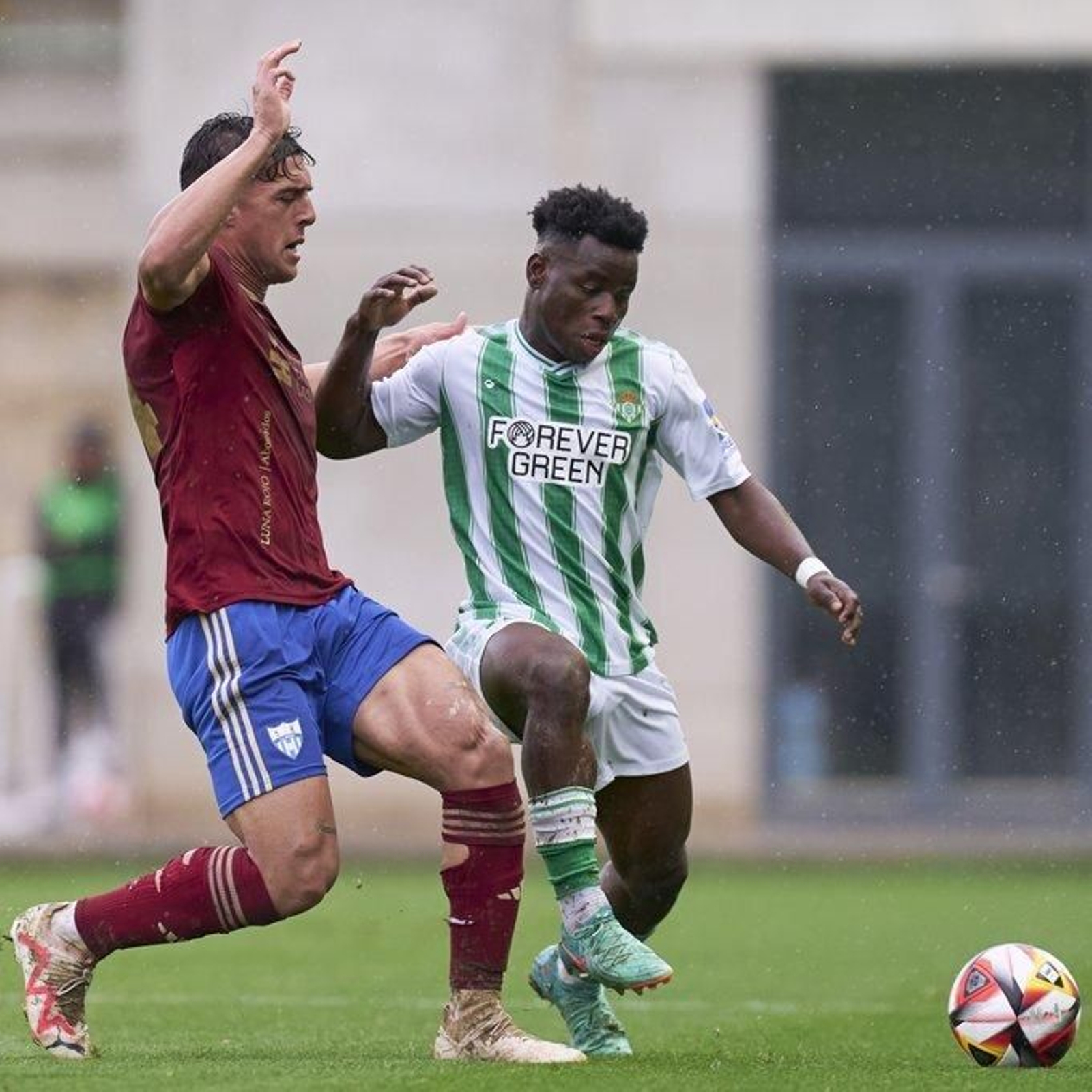 El jugador del Betis Mawuli, en un lance del encuentro disputado en la ciudad deportiva.