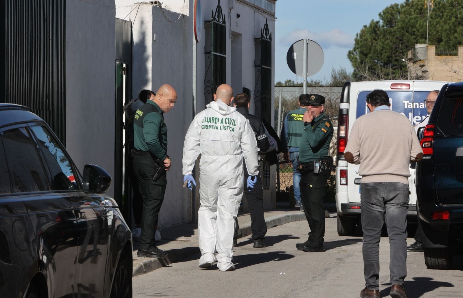 Guardias civiles, en la puerta de la casa de Umbrete en la que apareció el cadáver