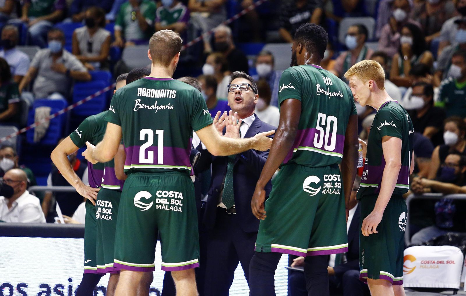 Katsikaris habla con un grupo de jugadores.