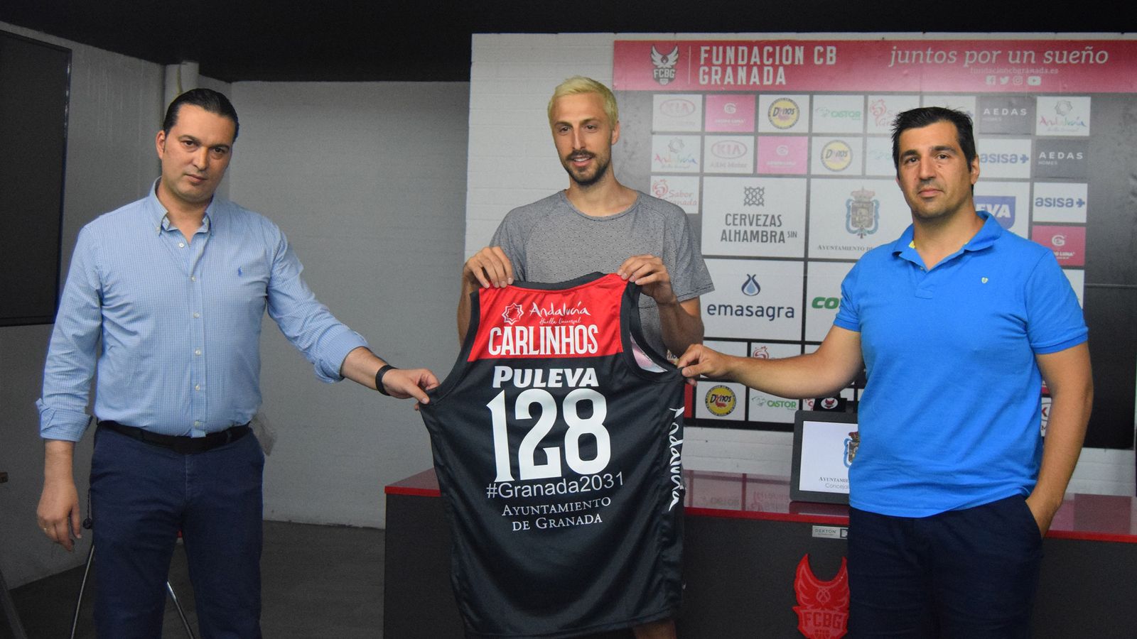 De Cobos, con una camiseta que indica el número de partidos que ha jugado con el Covirán, junto a Fernández-Arenas y Pin.