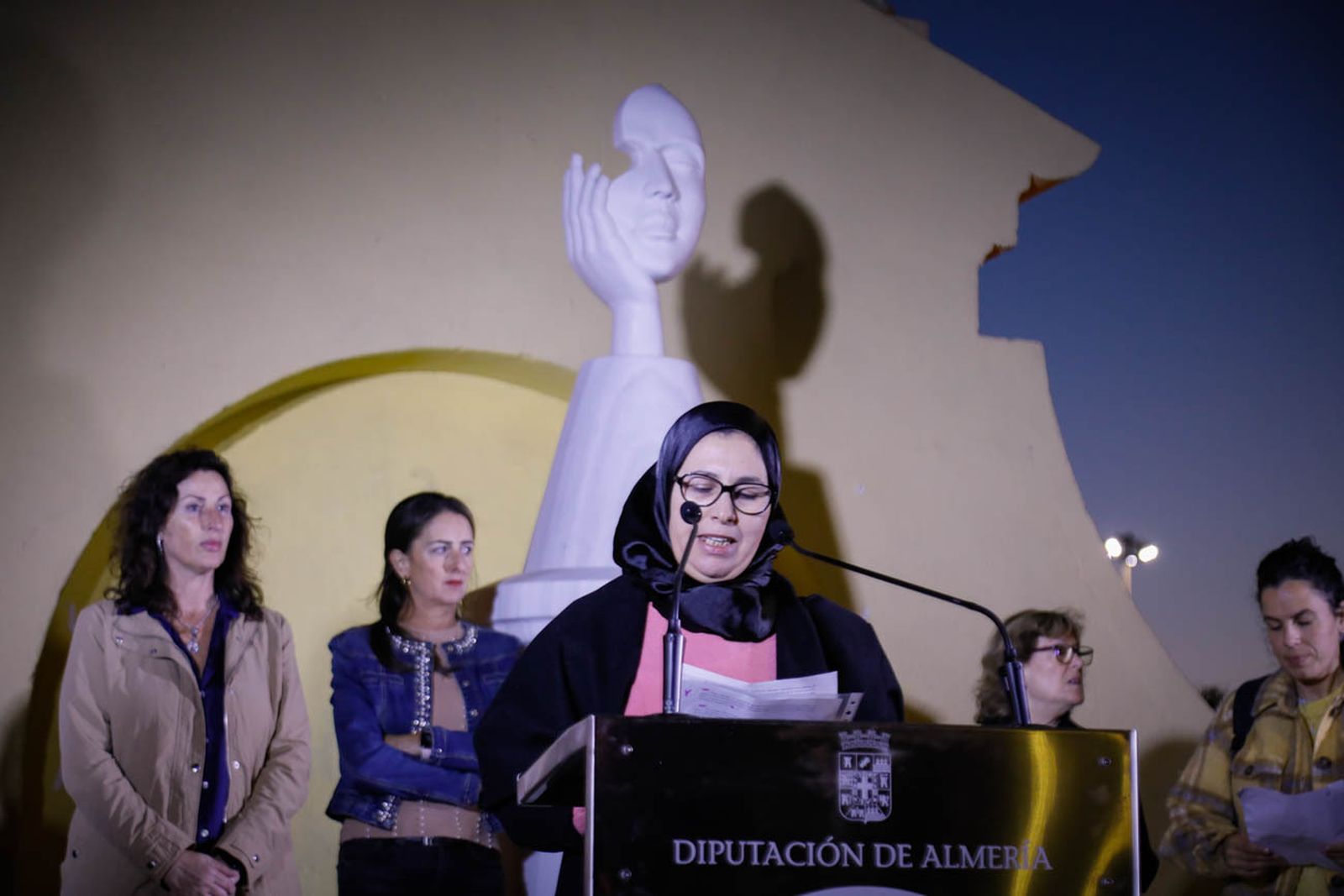 Imágenes del monolito en homenaje a las víctimas de violencia de género
