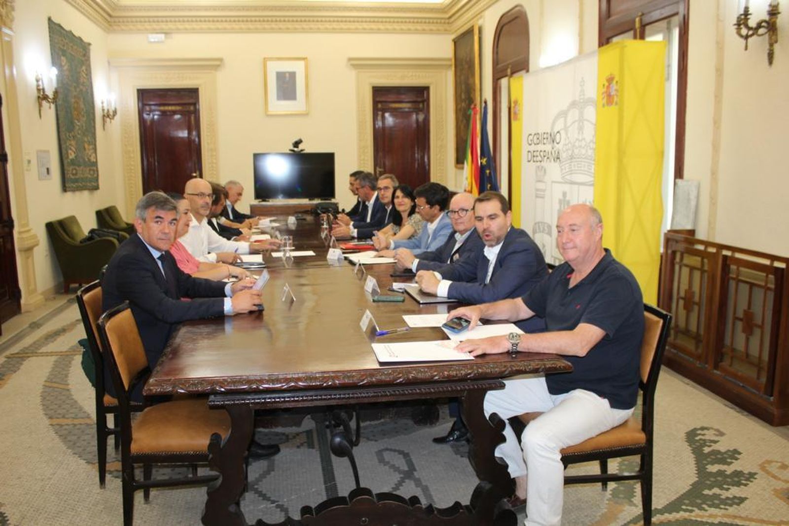 Imagen de la reunión de la Mesa del Aeropuerto en la Subdelegación de Granada