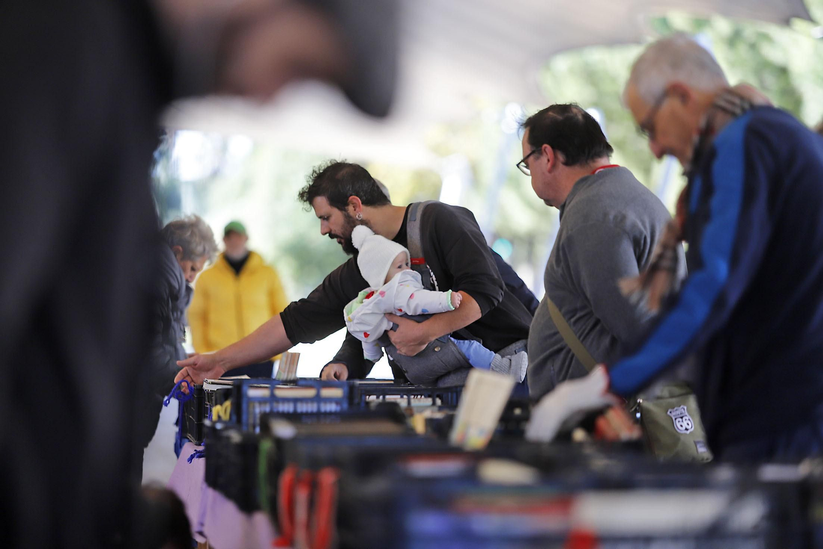 Imágenes del mercadillo solidario de Ayre en Huelva