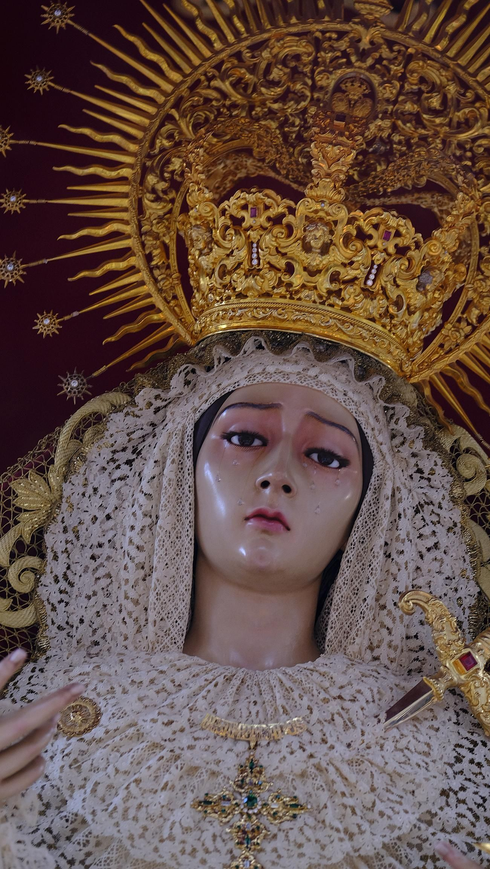 Pasión vuelve a su Iglesia de Santa Teresa azotada por la lluvia