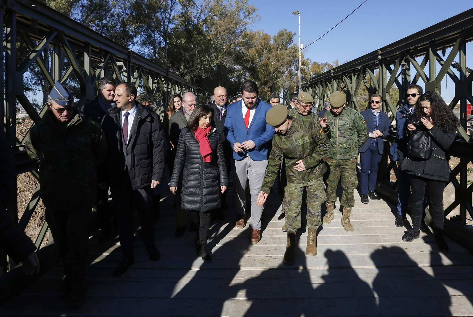 La visita de la ministra de Defensa a los puentes de Casariche y El Rubio, en imágenes