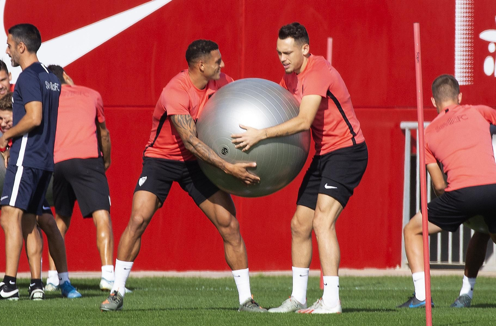 Diego Carlos y Ocampos juegan con un 'fitball' en un entrenamiento.