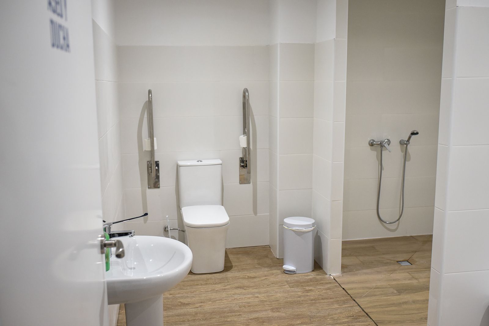 Imágenes de la inauguración del Centro de Día para personas sin hogar de Andalucía Inserta