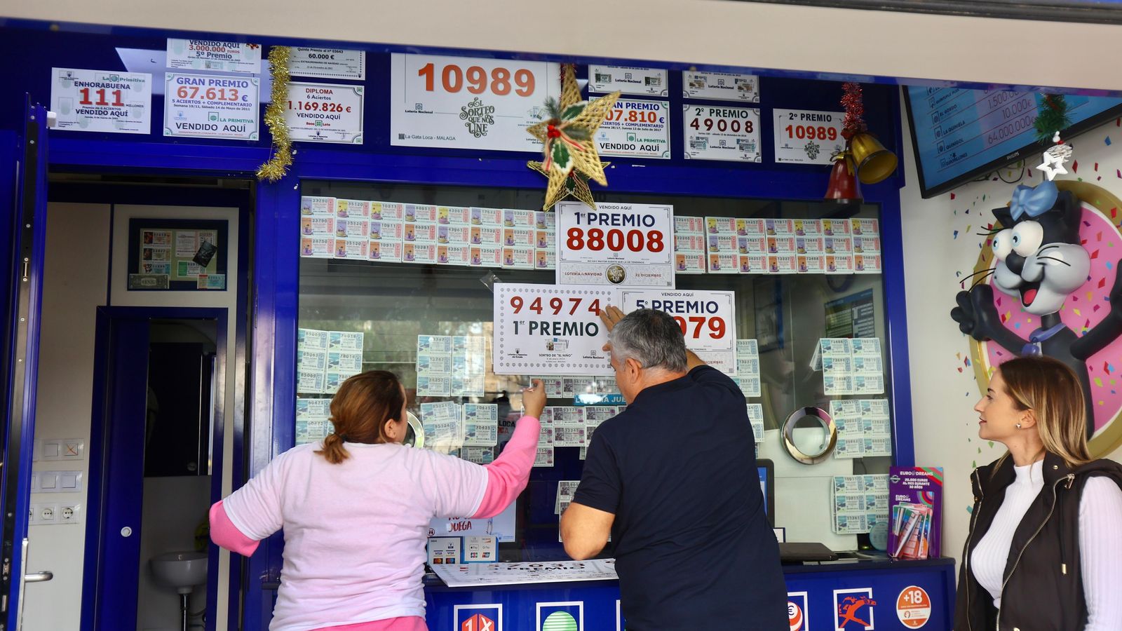 Colocan el cartel que indica la venta del primer premio en La Gata Loca.