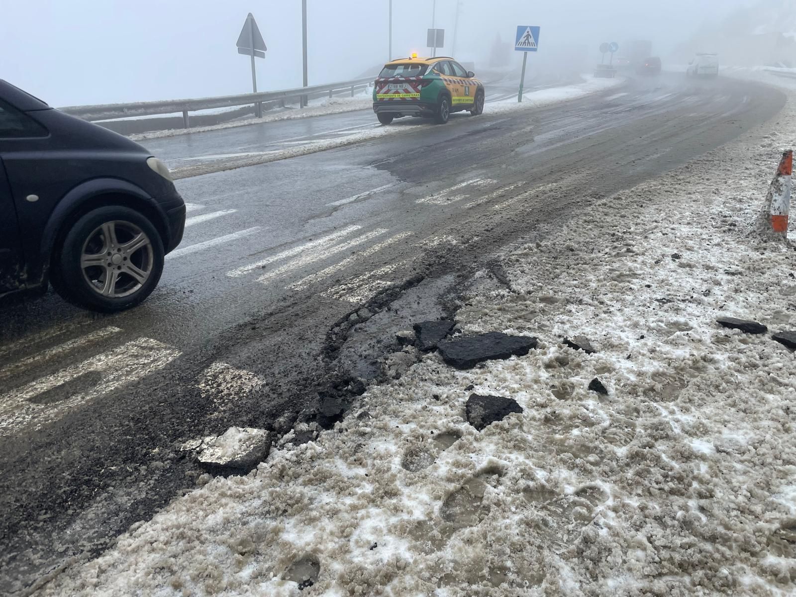 Parte de la calzada de acceso a Pradollano donde se ha producido el hundimiento.