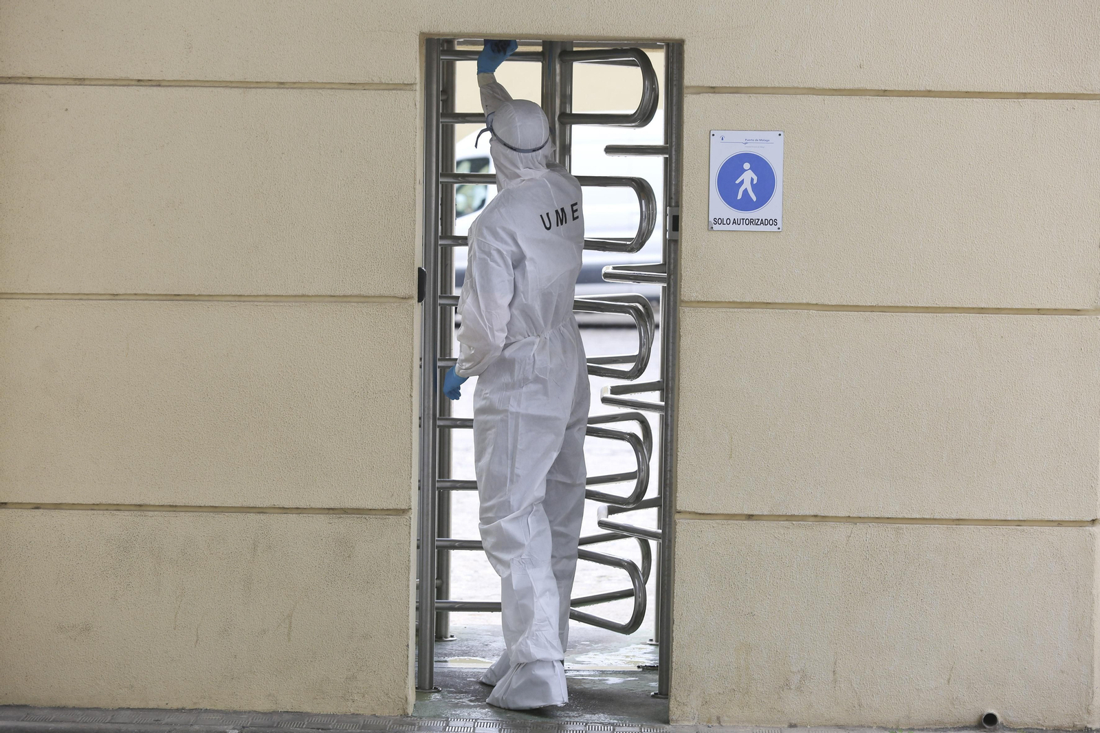 La UME desinfecta en Málaga la estación de autobuses y el puerto, en fotos
