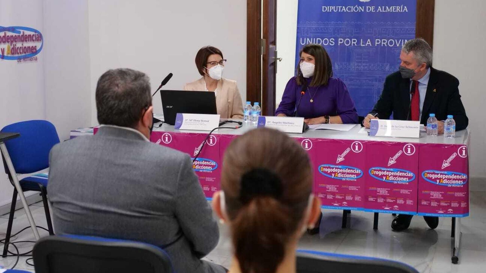 La directora del Centro de Drogodependencias y Adicciones durante la presentación de la guía junto a la vicepresidenta de la Diputación y el delegado de Salud