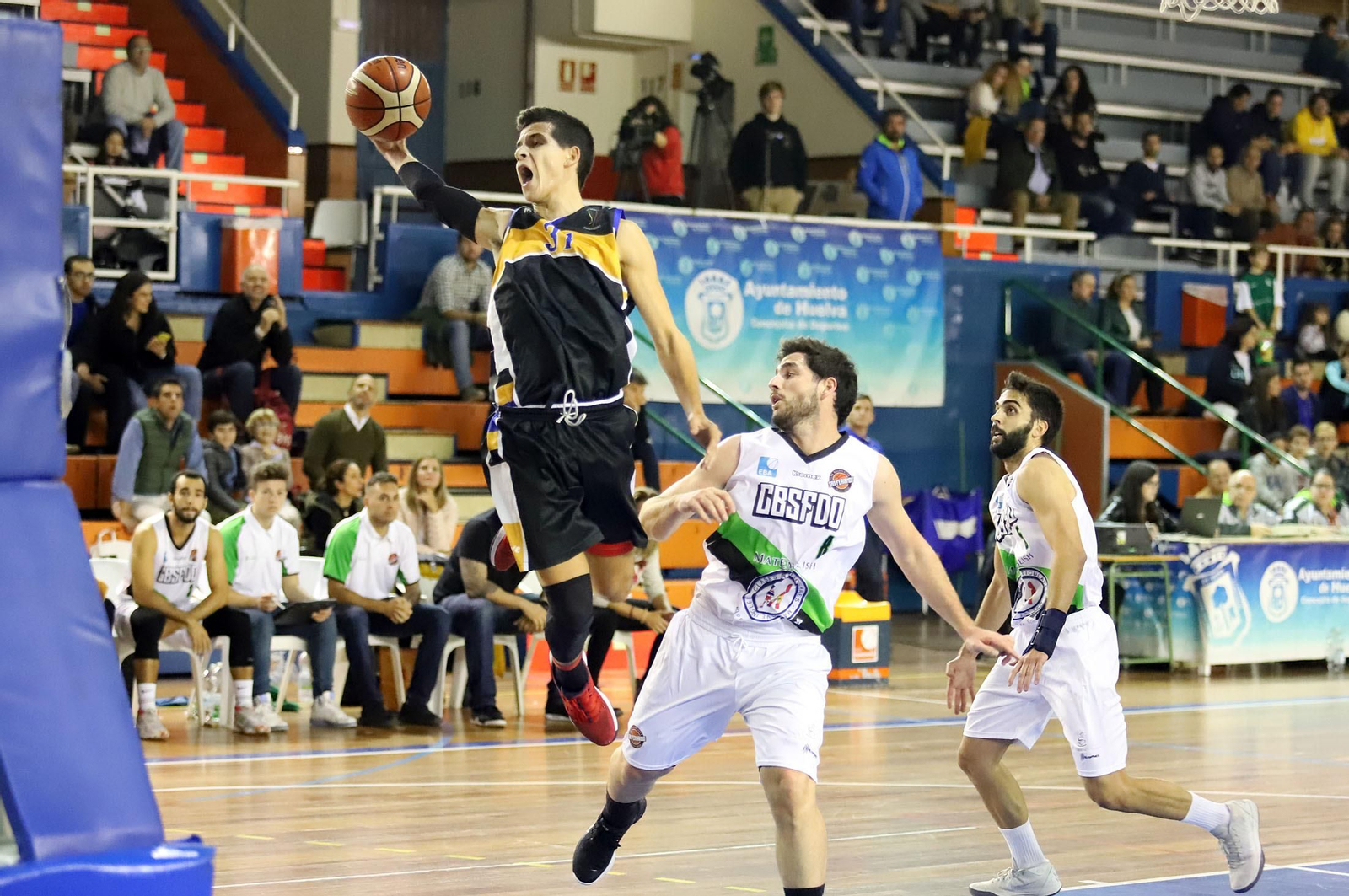 Juan Toledo, en una acción espectacular durante el partido ante el San Fernando.