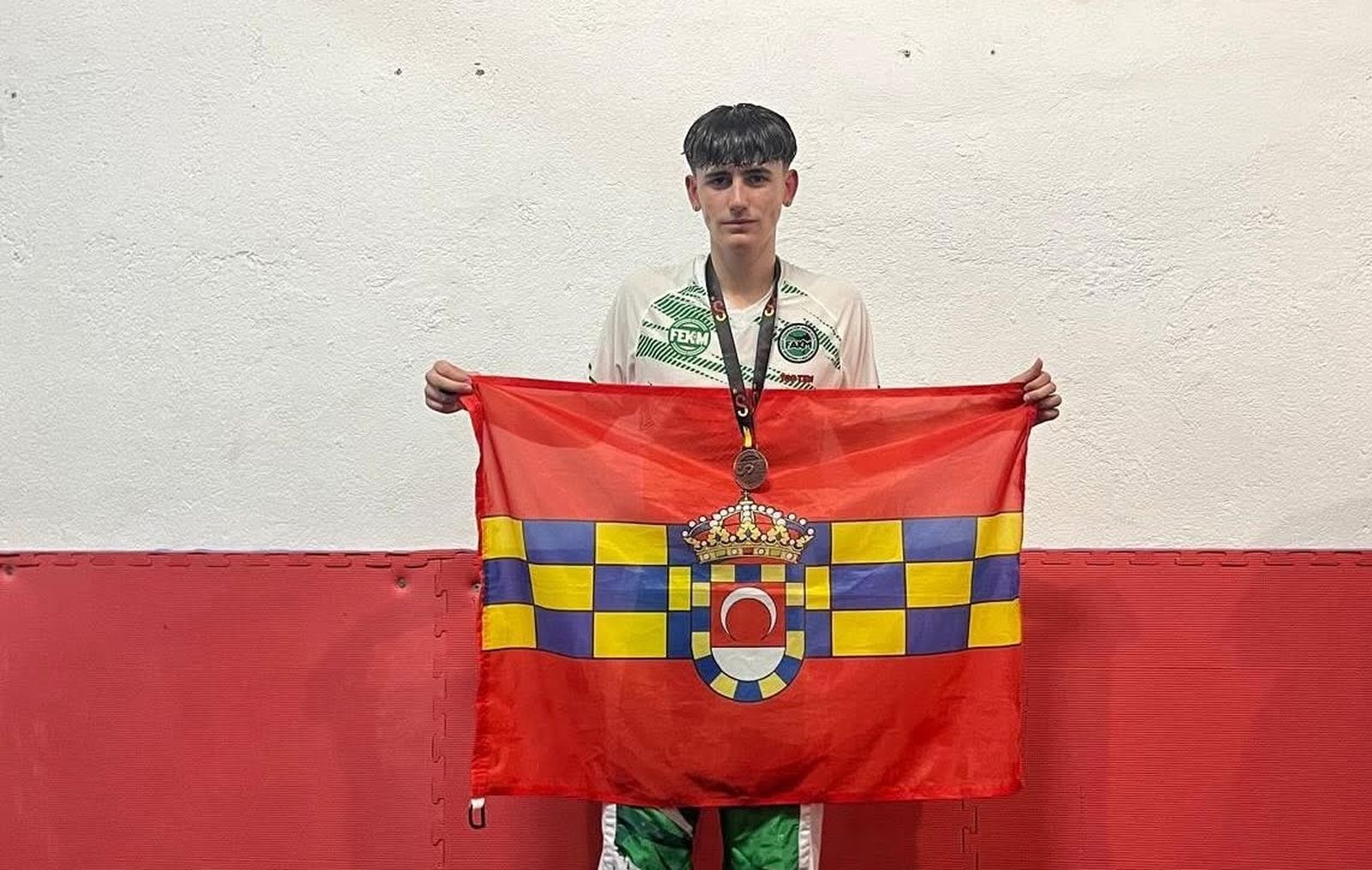 Yoel López posa con su medalla de bronce.