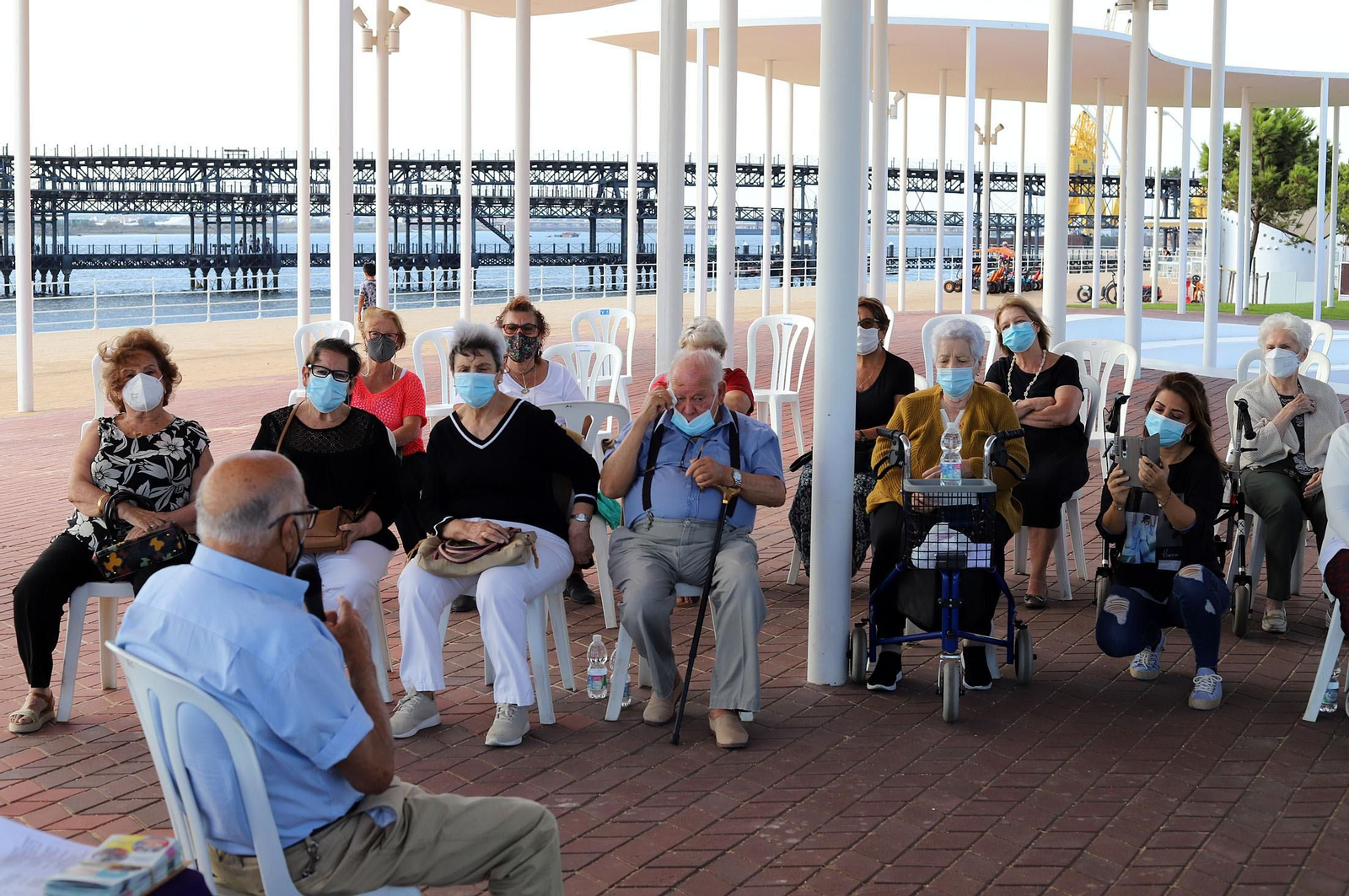 La Asociación Anomayores organizó sus actos en el Paseo de la Ría.