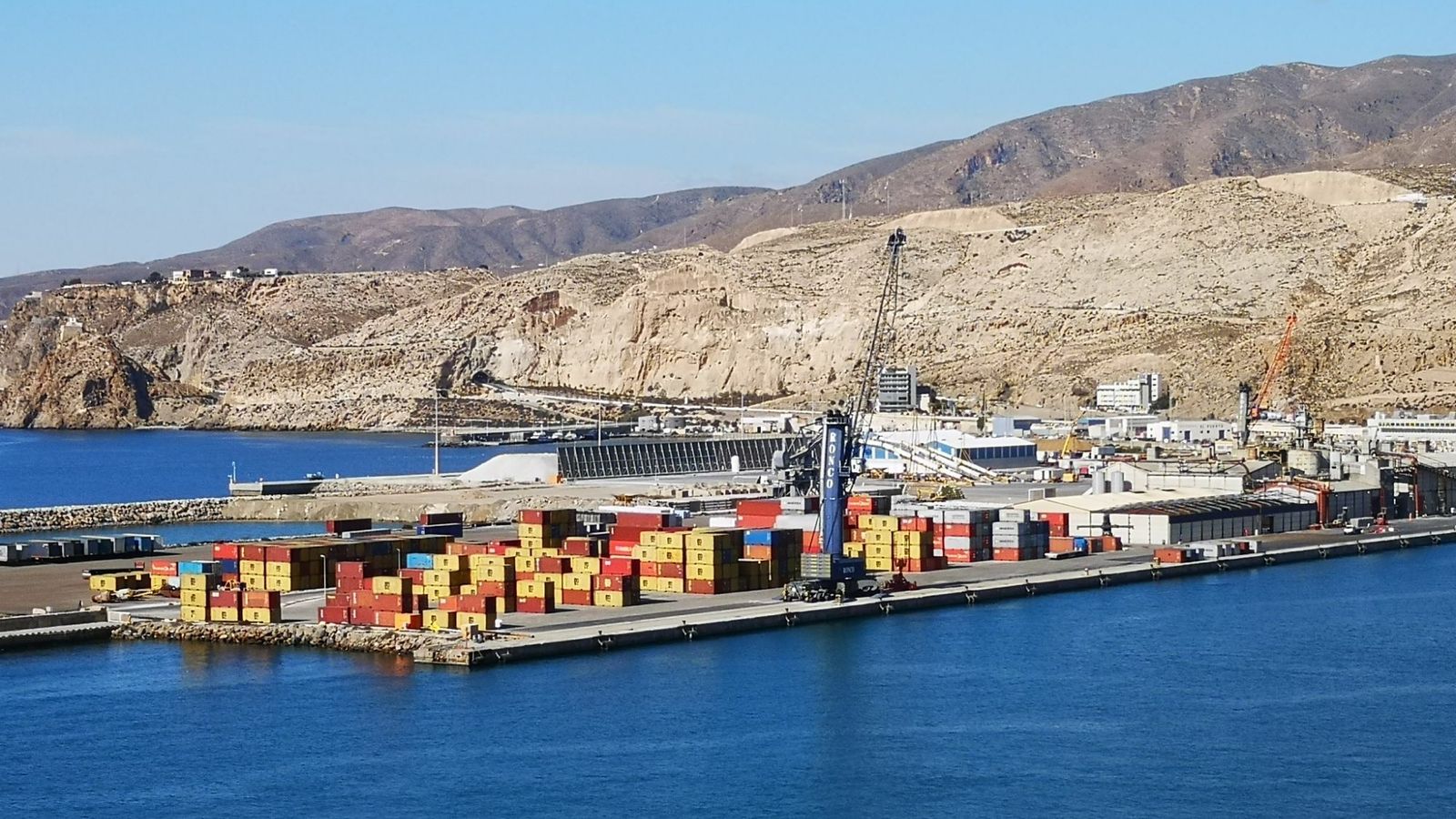 Muelle de contenedores en el puerto de la capital.