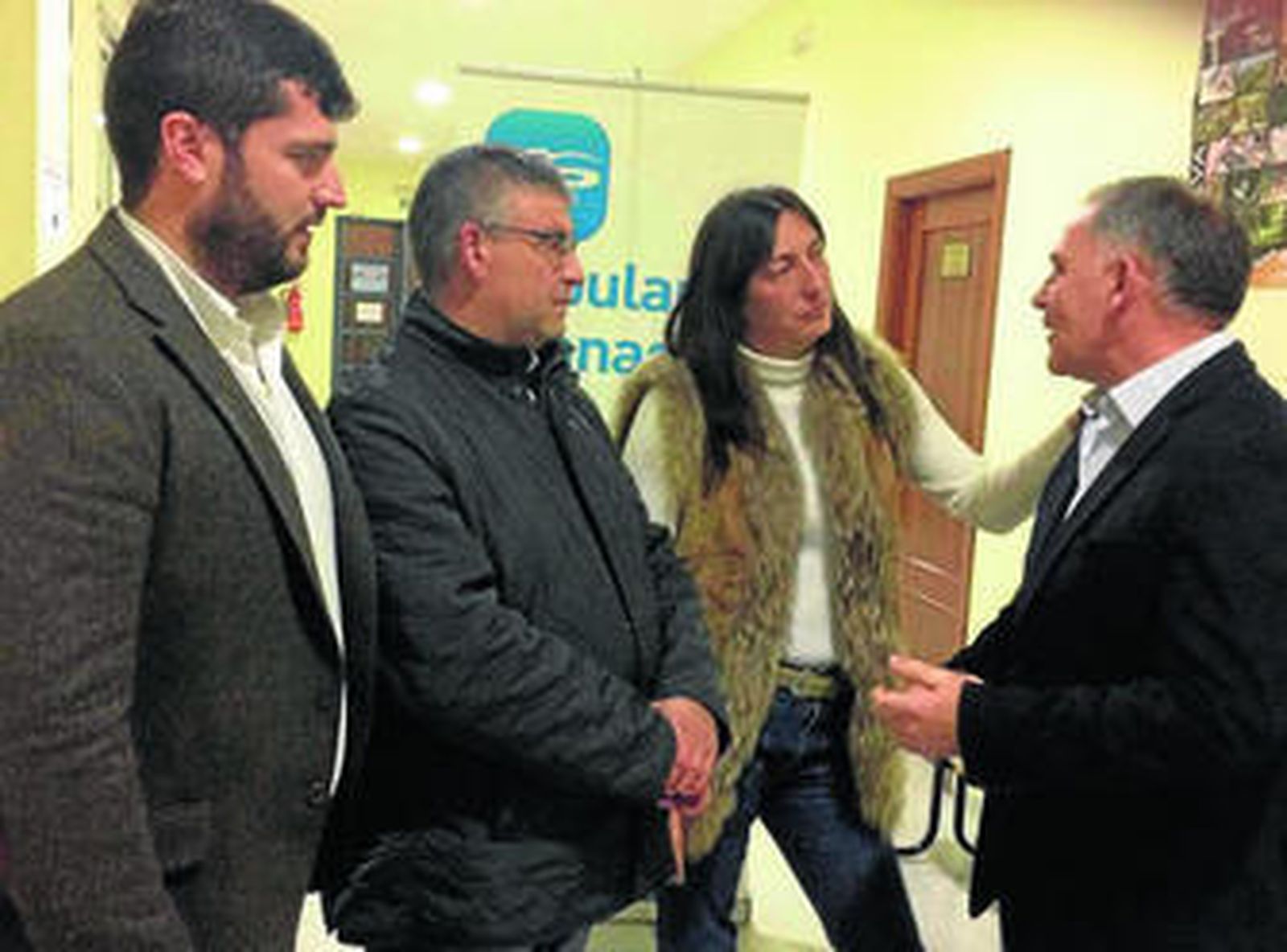 La secretaria general del PP-A, Loles López, conversa con su compañero Santiago Pérez antes de iniciar el encuentro.