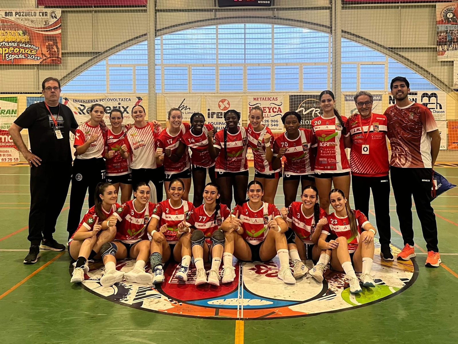 Las jugadoras del conjunto almeriense celebran el punto conseguido en su desplamiento a tierras manchegas.