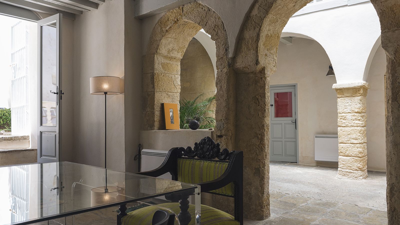 Arcos de piedra en el interior de la Casa.