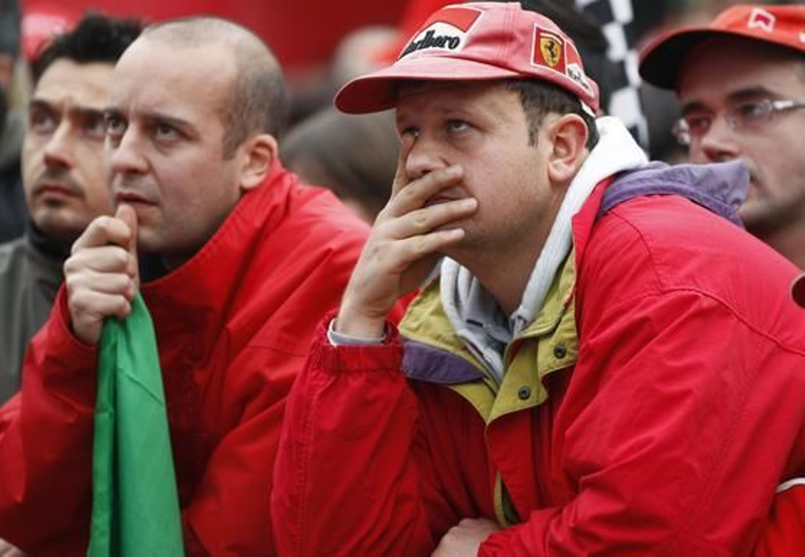 Seguidores de Ferrari, tras la derrota de Fernando Alonso a manos de Sebastian Vettel.

Foto: Reuters