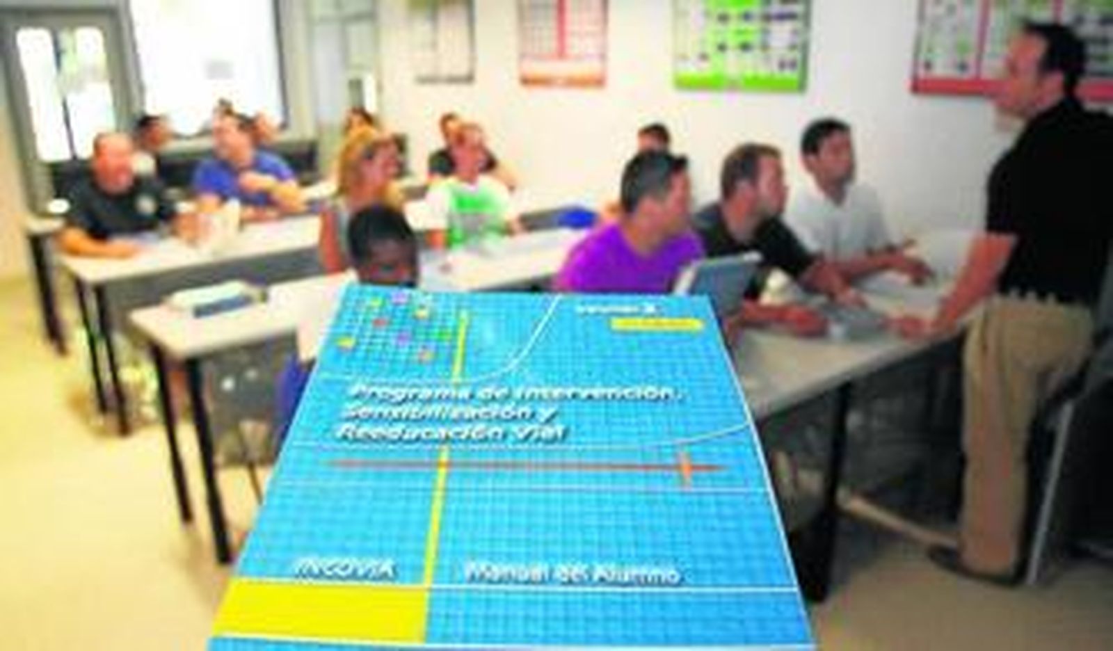 Un profesor imparte clase en uno de los centros autorizados.