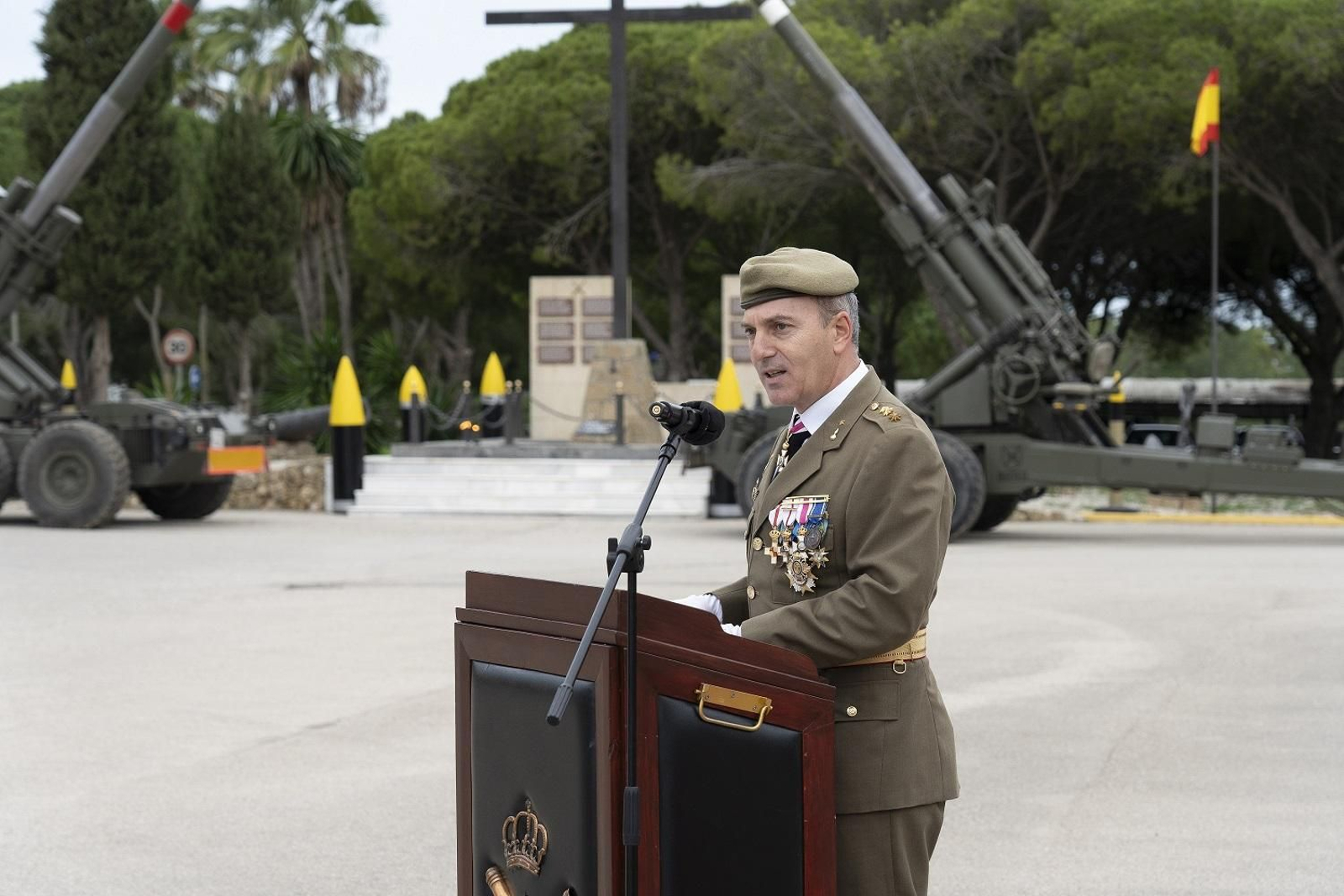 Parada militar celebrada en el RACTA-4 de San Fernando con motivo de la festividad de la patrona de los artilleros, Santa Bárbara
