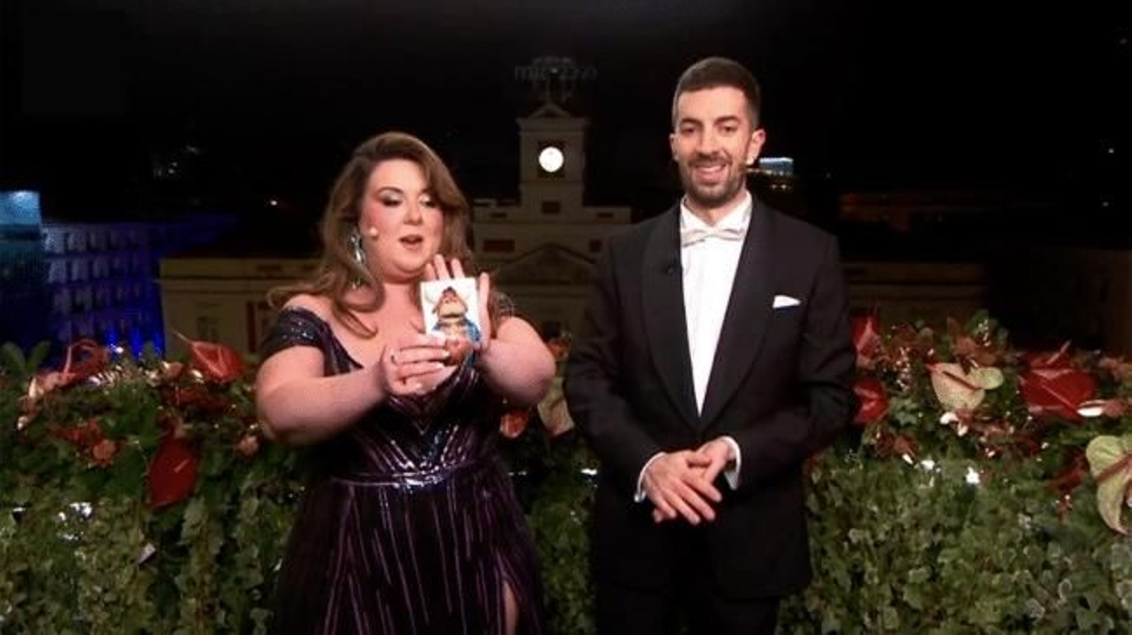 Lalachus y David Broncano mostrando la polémica estampita de la vaquilla del ‘Grand Prix’.