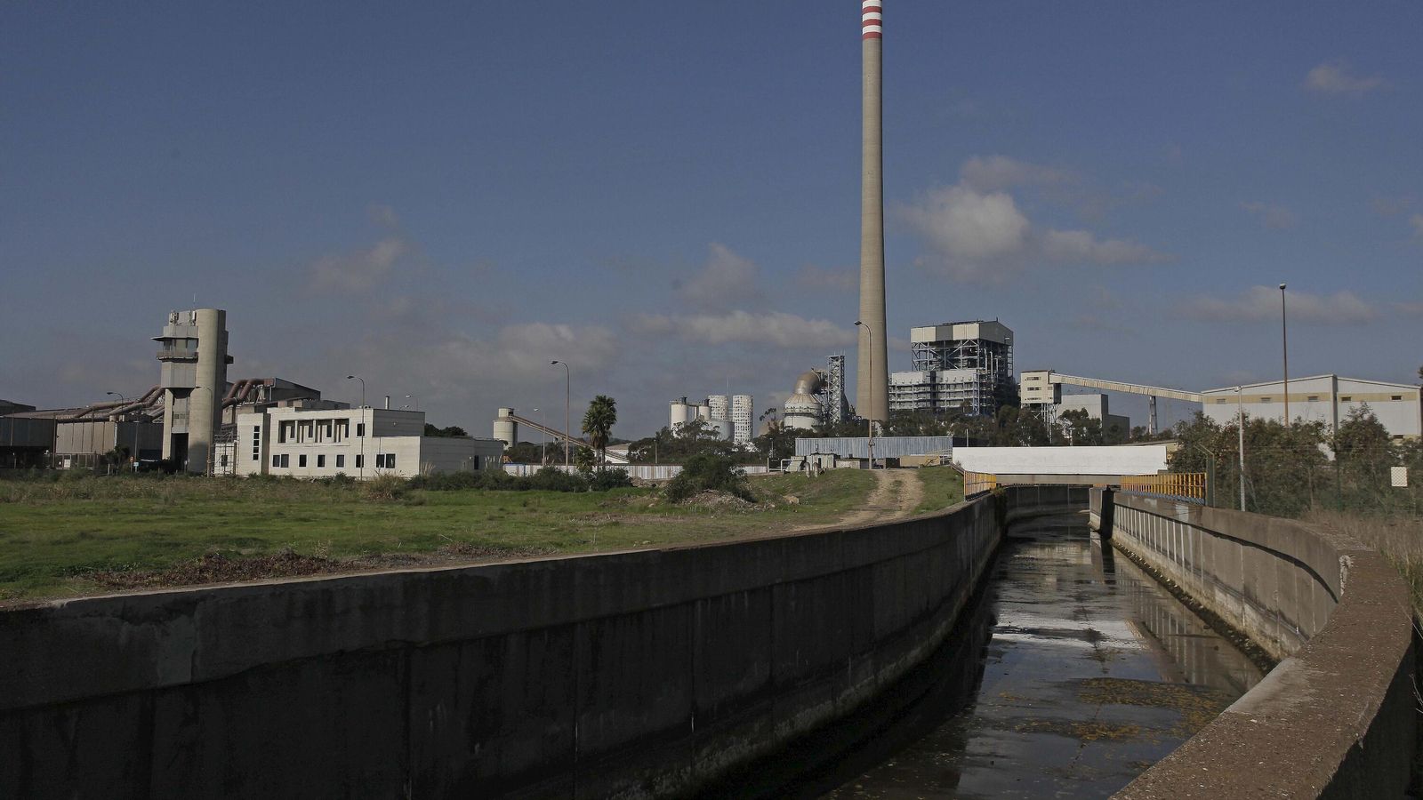 El entorno de la central térmica de Los Barrios, donde se prevé construir la planta de Exolum.