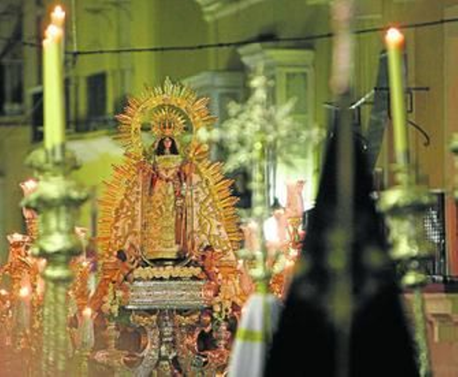 La procesión de La Palma, subiendo ayer la calle Sagasta camino del primer templo diocesano.