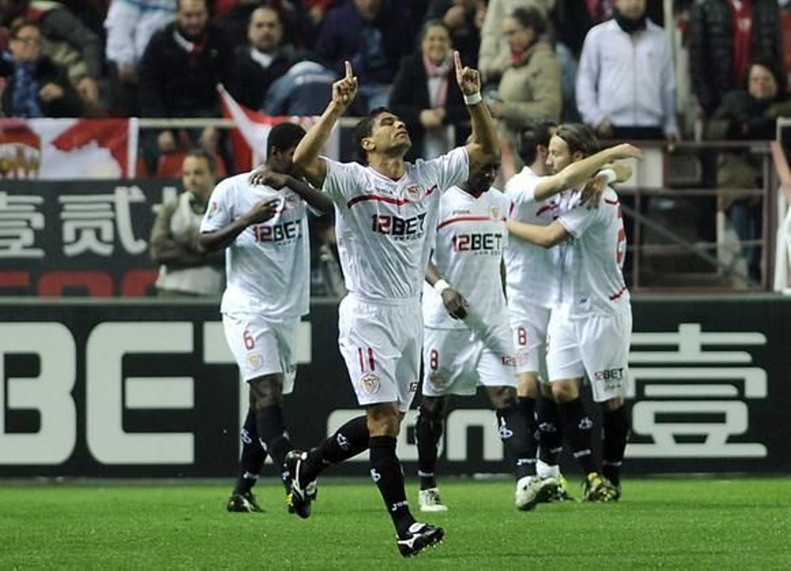 El Sevilla celebra la vuelta de Sergio Sánchez a los terrenos de juego con el pase a las semifinales de Copa del Rey ante el Villarreal (3-0). / AFP