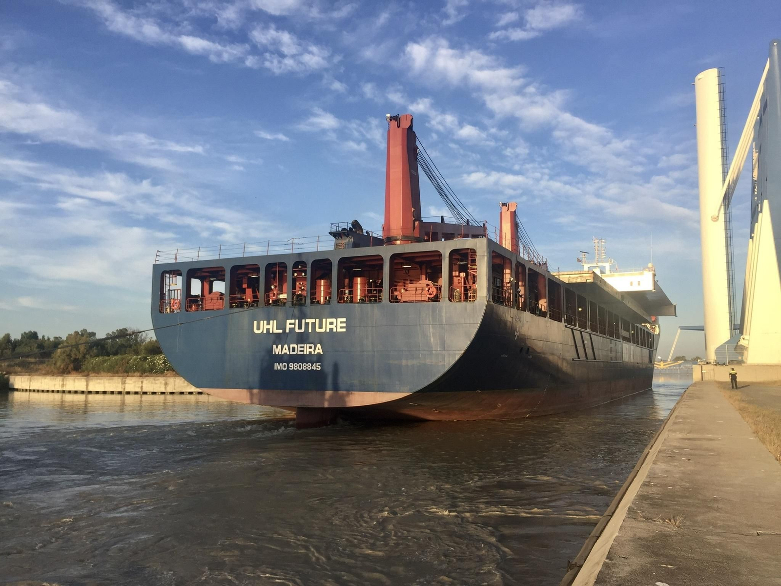 Entrada de un gran buque en la esclusa del Puerto de Sevilla.