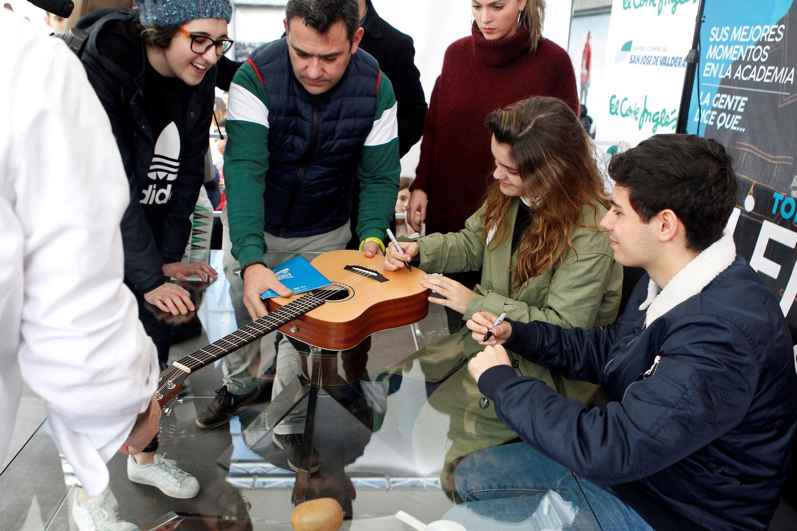 Los eurovisivos Amaia y Alfred en plena firma multitudinaria en Madrid para los fans de 'Tu canción'.