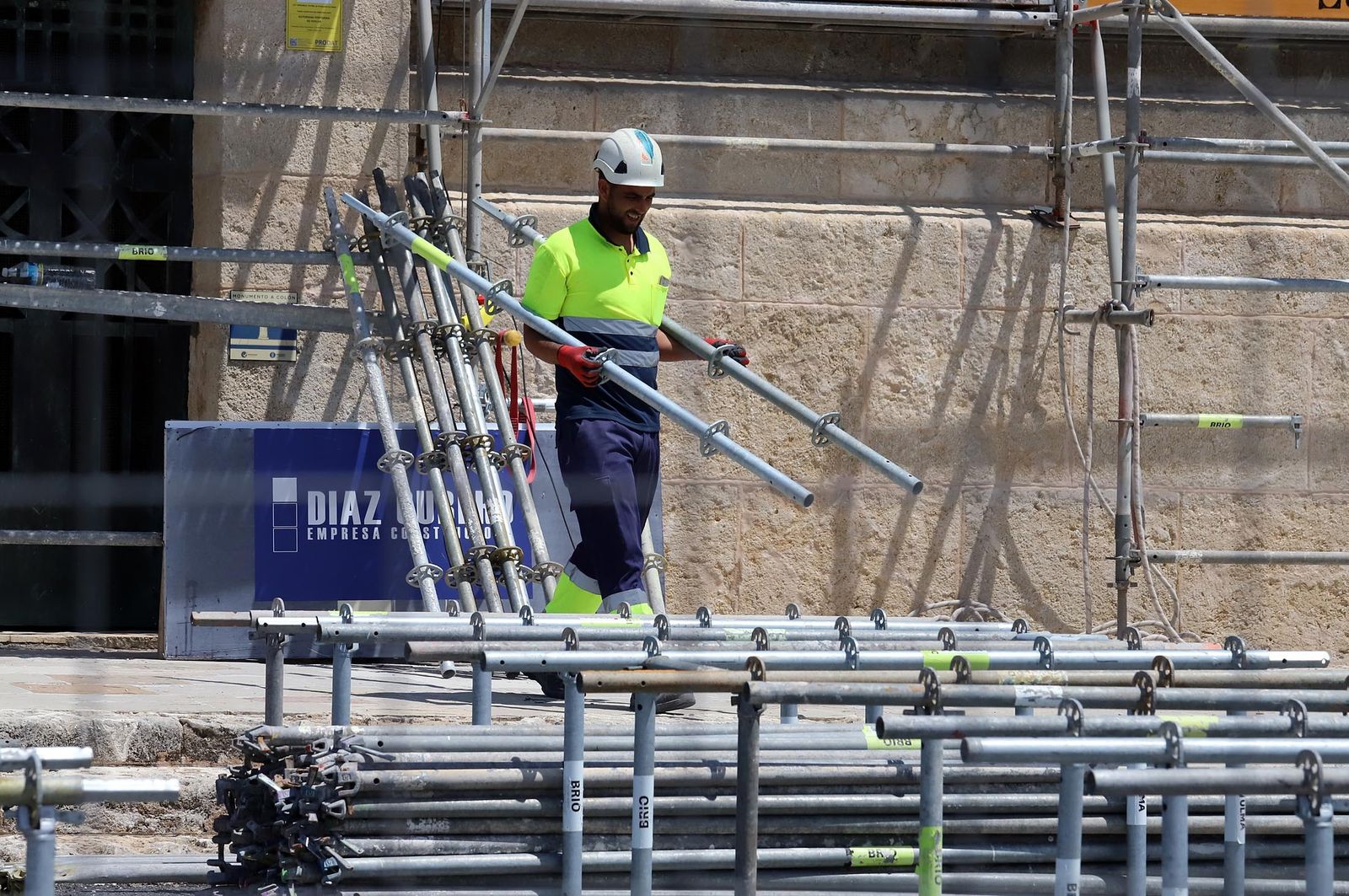 Imágenes del desmontaje de los andamios en el monumento a Colón tras su restauración