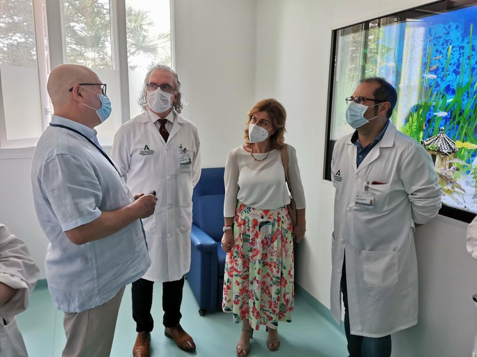 La concejal del Ayuntamiento de Almería y el equipo directivo del Complejo Hospitalario de Torrecárdenas