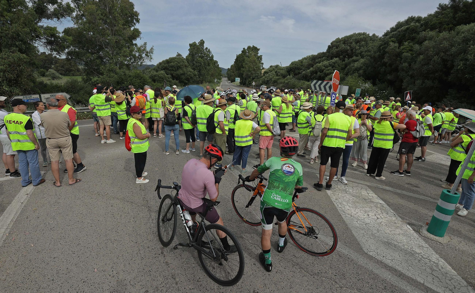 Fotos de la concentración por el mal estado de la carretera A-405 en Jimena