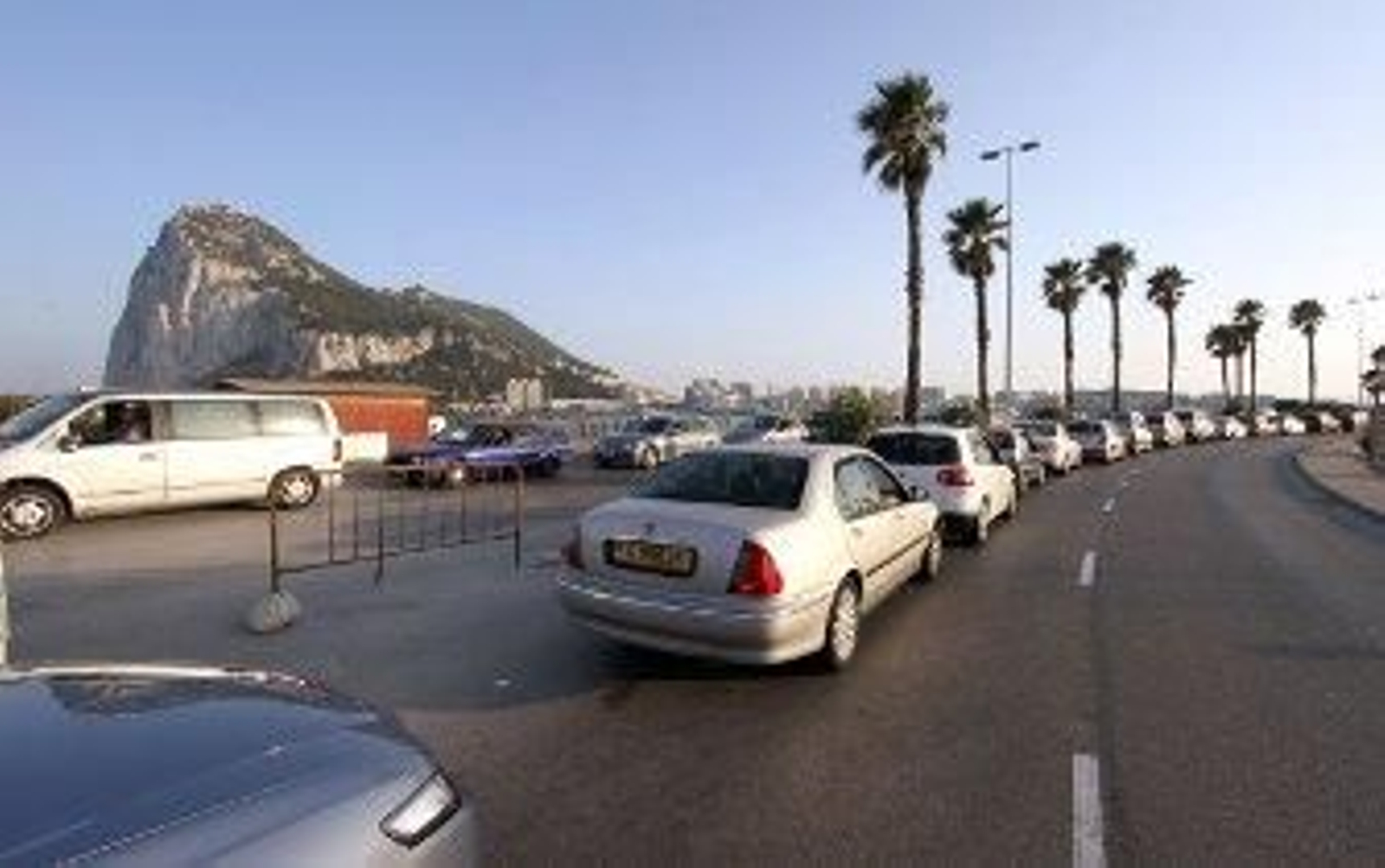 Colas de dos horas en la frontera de Gibraltar