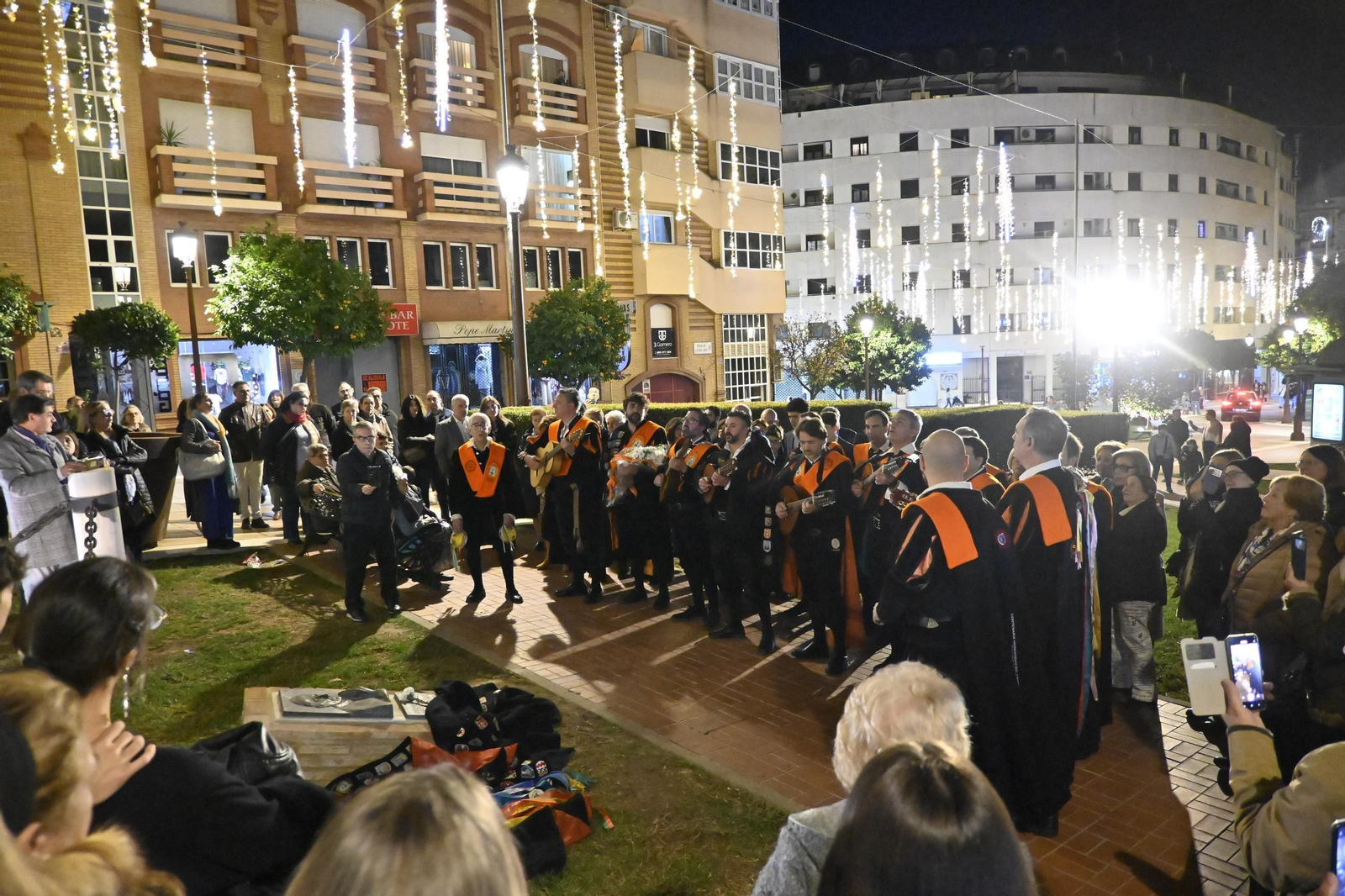 Imágenes de la tradicional tuna de empresariales tocando en el monumento de la Inmaculada