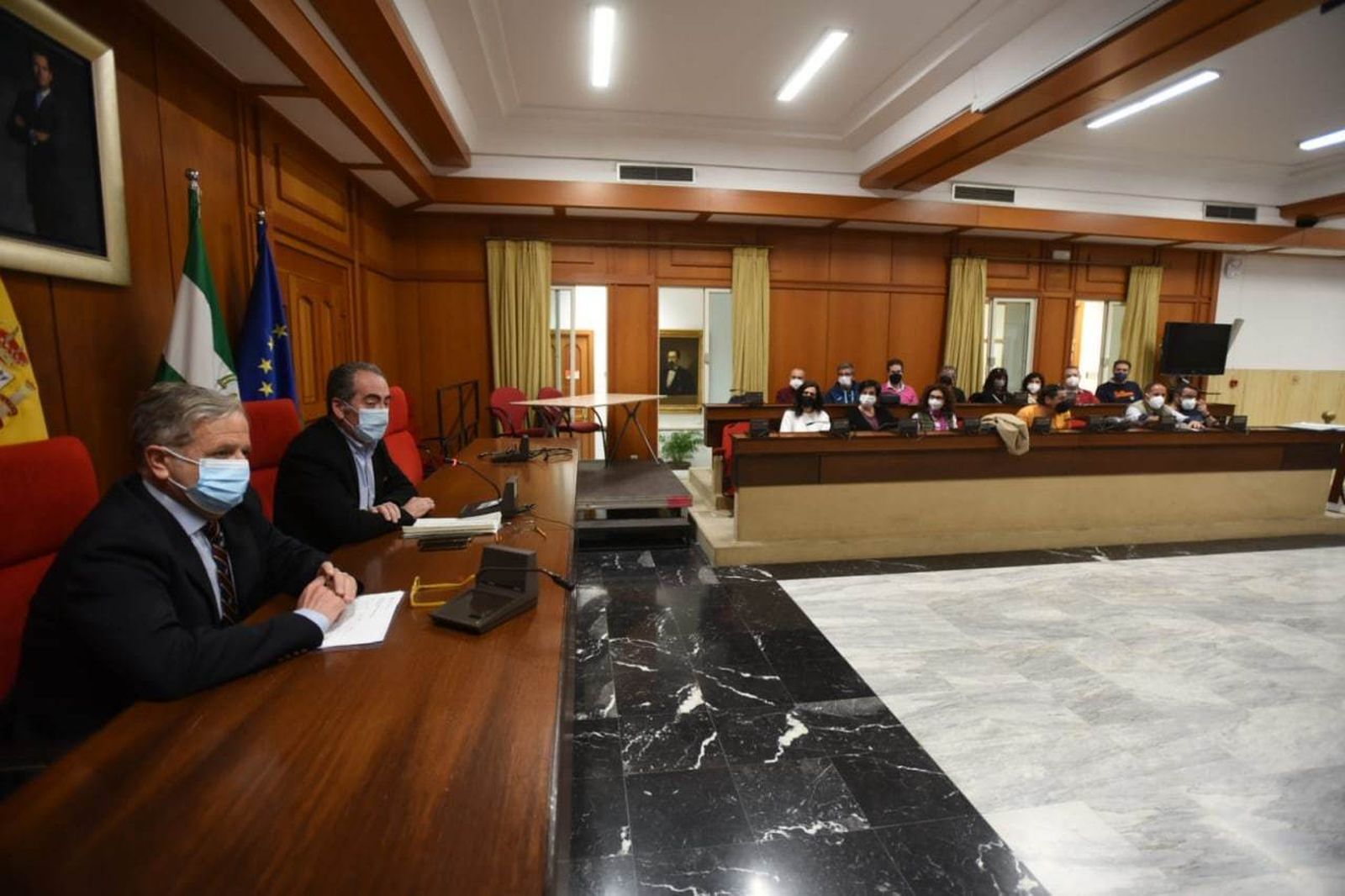 Reunión celebrada en el salón de plenos de Capitulares.