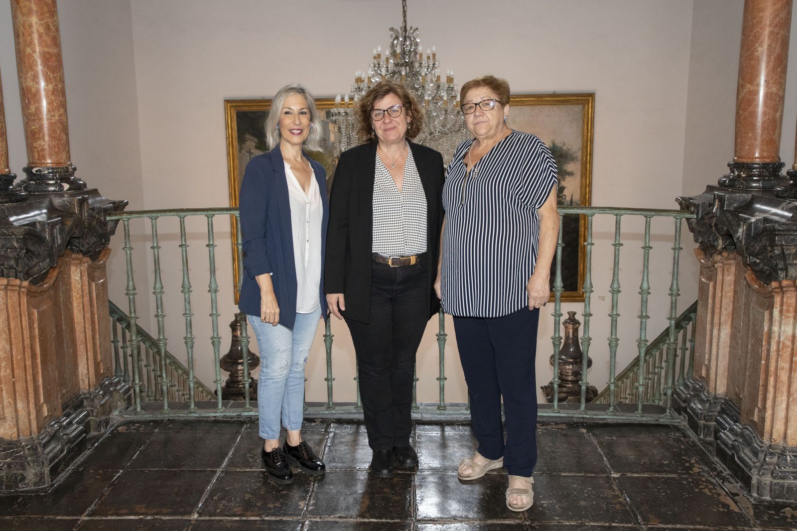 Alba Doblas, en el centro, tras la firma del acuerdo.