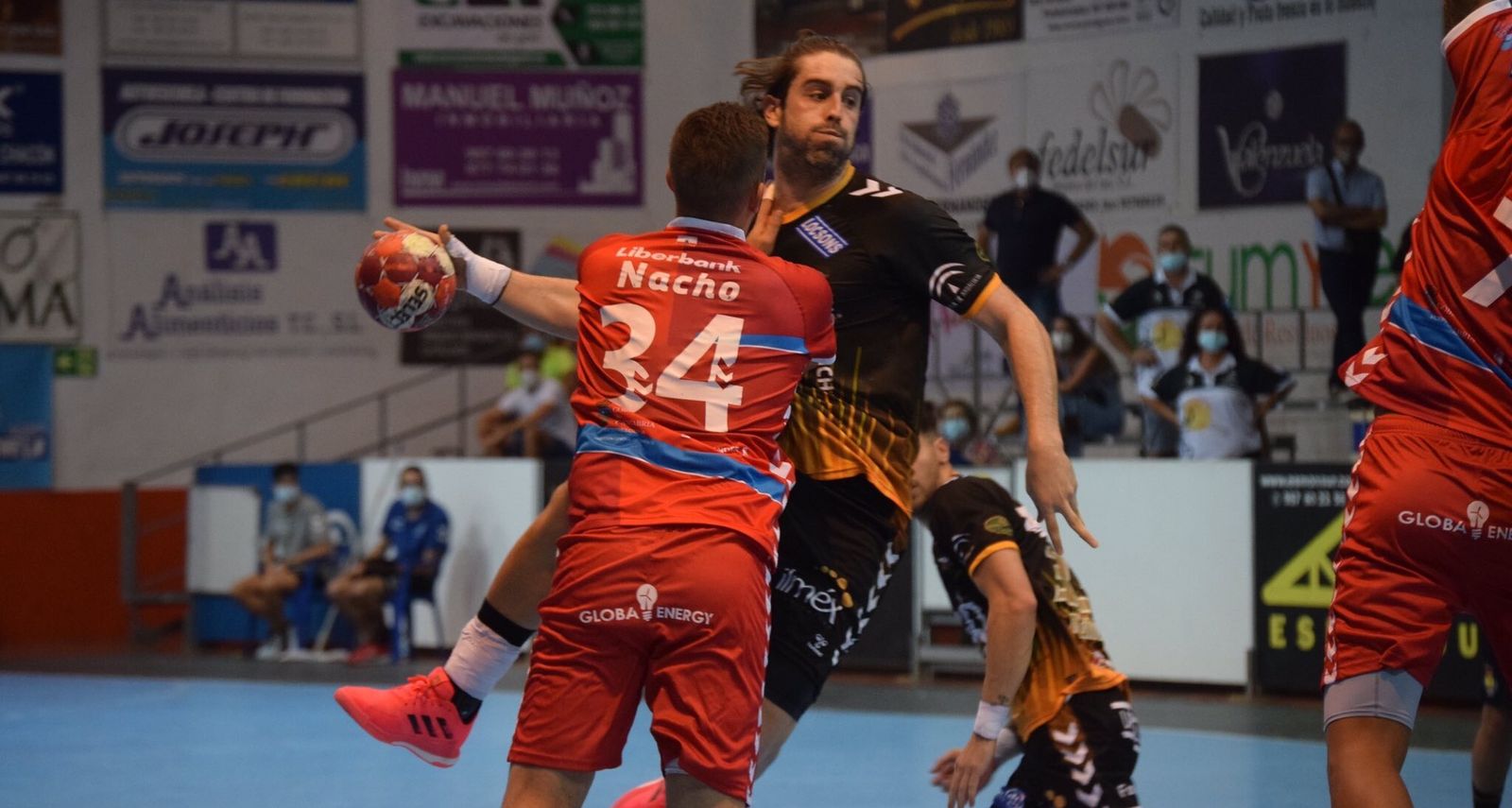 Juan Castro intenta lanzar a portería en un partido en casa del Ángel Ximénez.