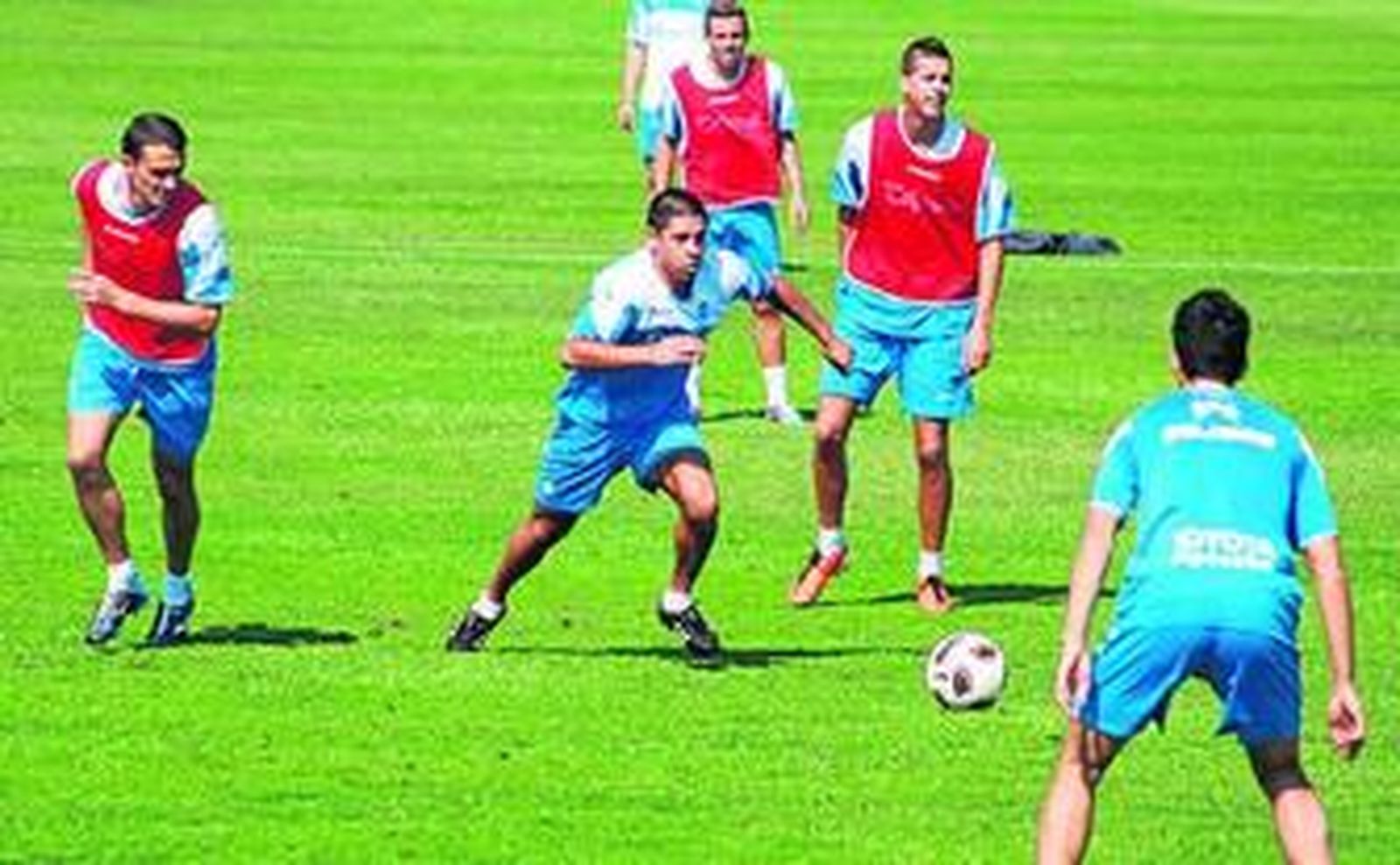 Acuña conduce el balón durante el entrenamiento de ayer.