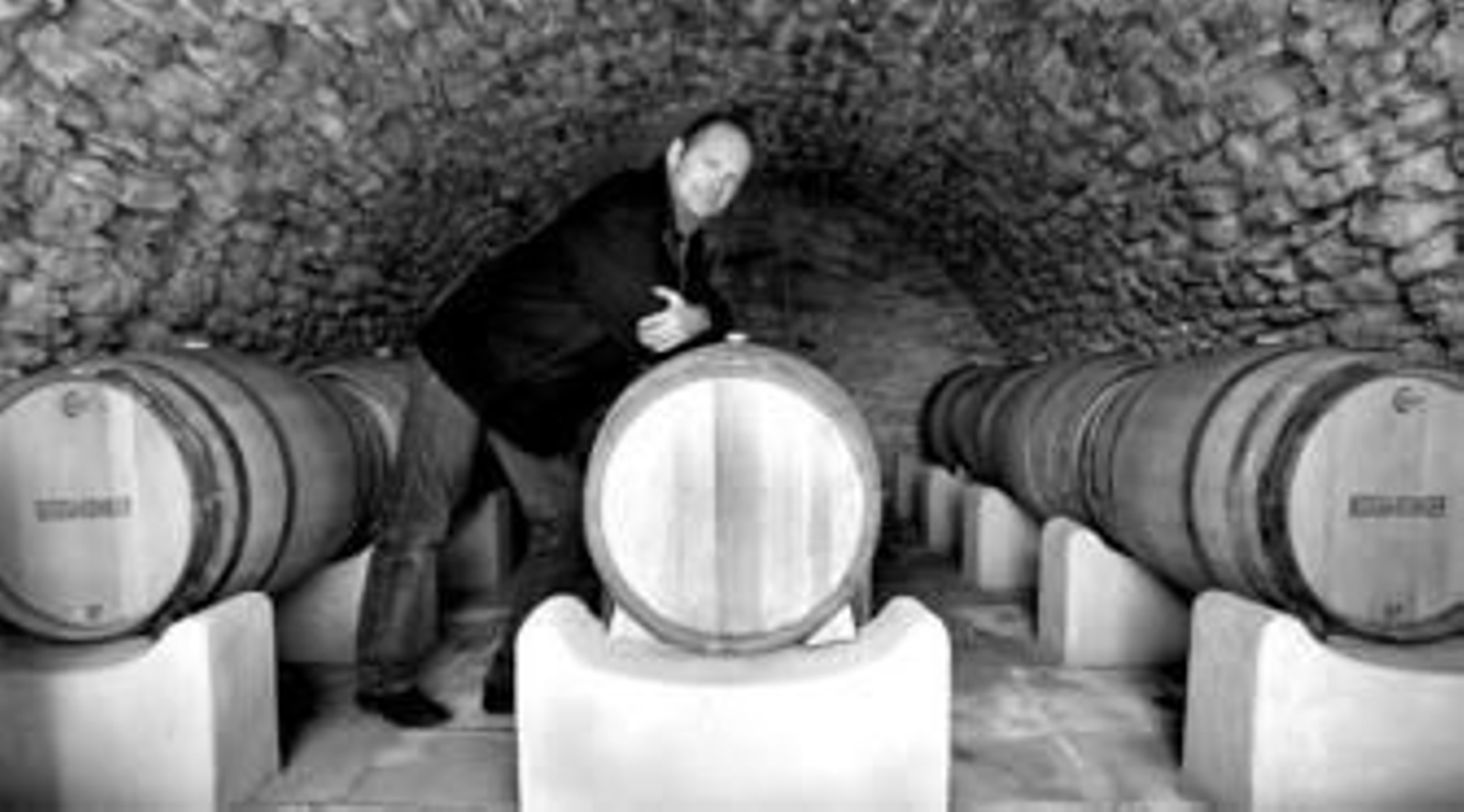 Martin C. Kieninger posa en la pequeña bodega que tiene en su finca, en el término municipal de Arriate.