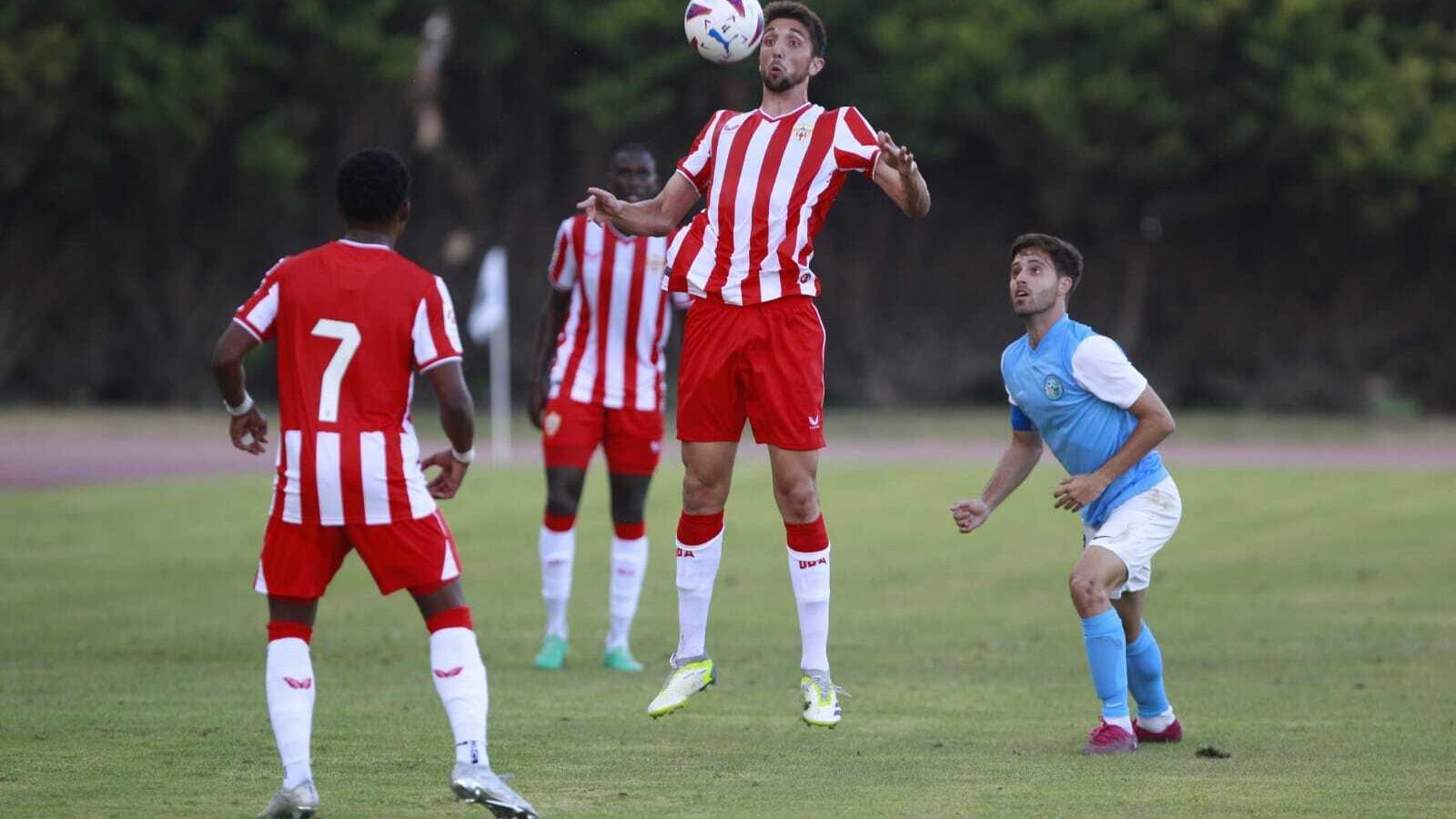 Edgar González vivió en Santo Domingo su primer partido con el conjunto rojiblanco.