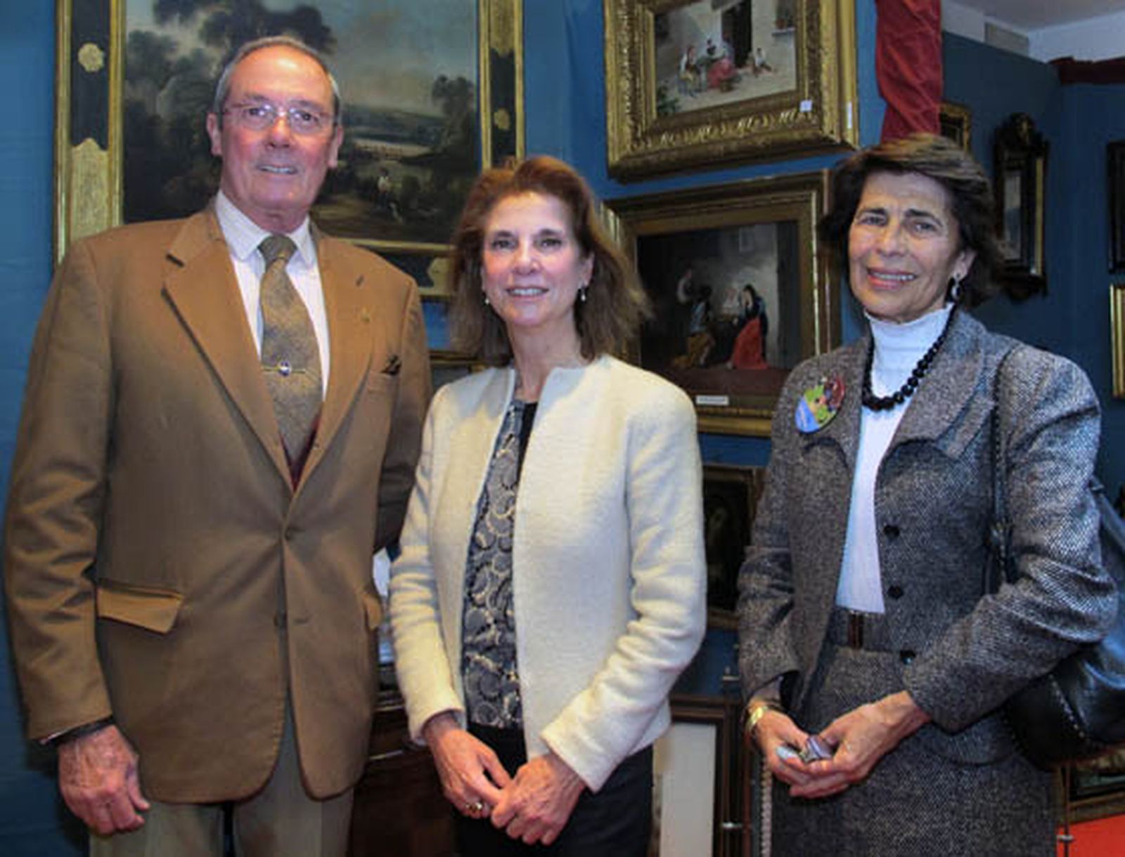José Maria Escribano, presidente del Club Naútico del Puerto de Santa María; Isabel de León, marquesa de Méritos, y Isabel Loring Lasarte, en el puesto ‘Santas Justa y Rufina’.

Foto: Victoria Ramírez