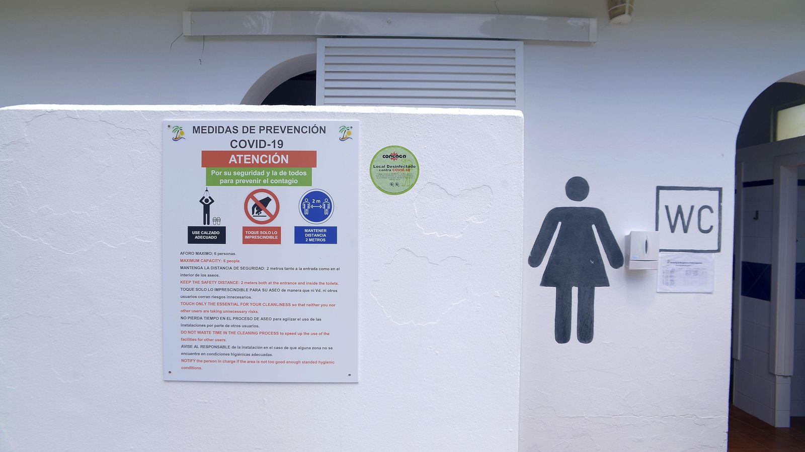 Panel informativo en la zona de duchas del Camping Valdevaqueros.