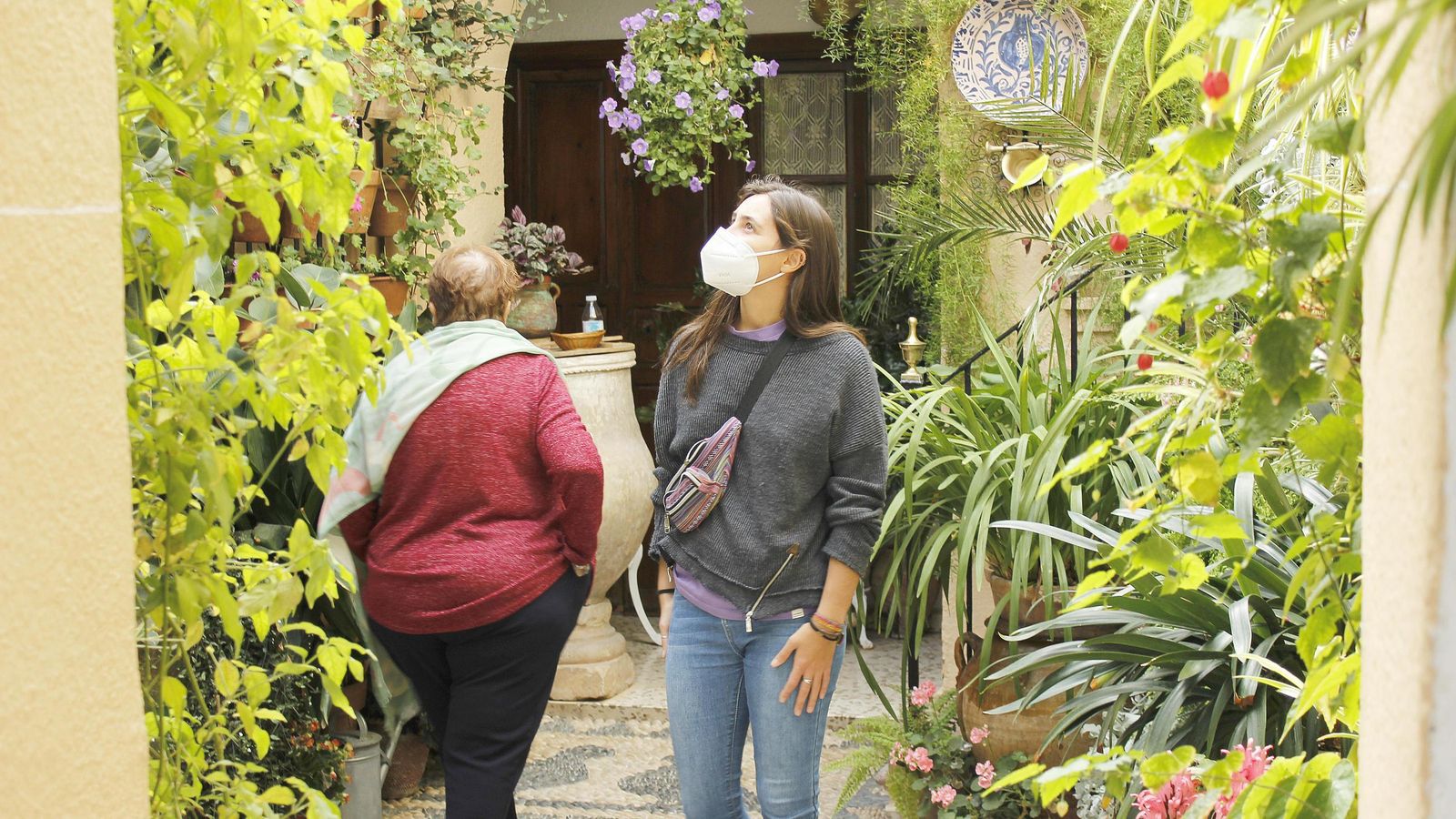 Dos visitantes contemplan las plantas en uno de los patios de la ruta Santa Marina