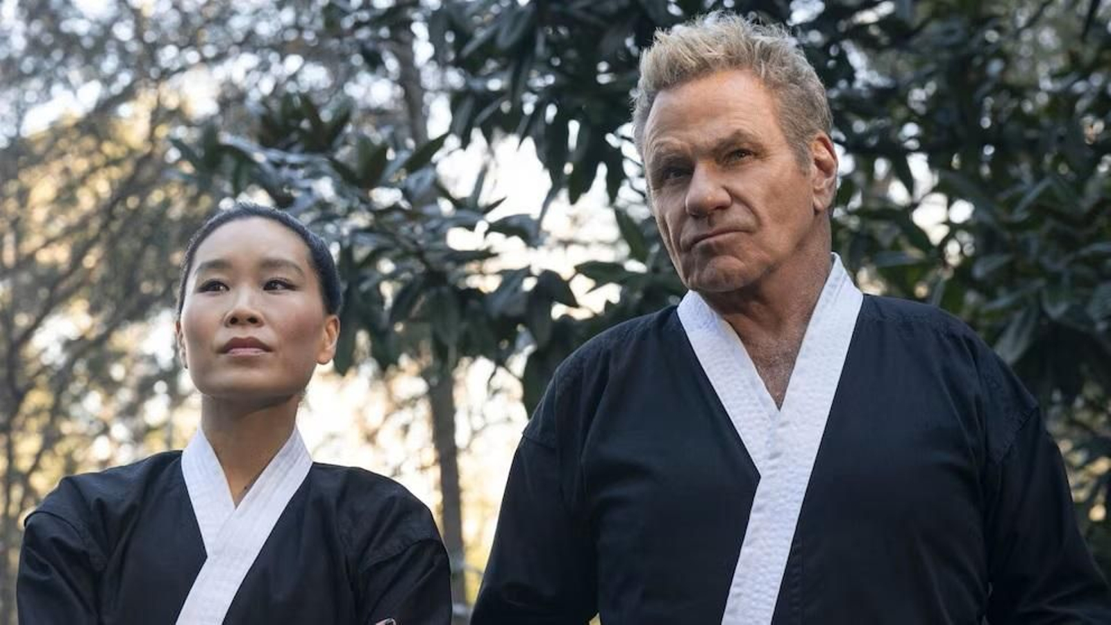 Una escena de 'Cobra Kai' con Martin Kove junto a Alicia Hannah-Kim, la compañera que recibió el mordisco.