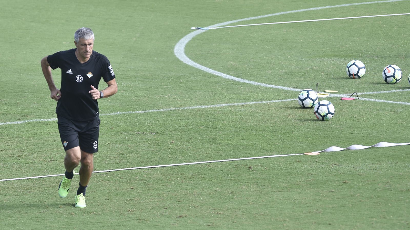 Quique Setién realiza carrera durante el entrenamiento.
